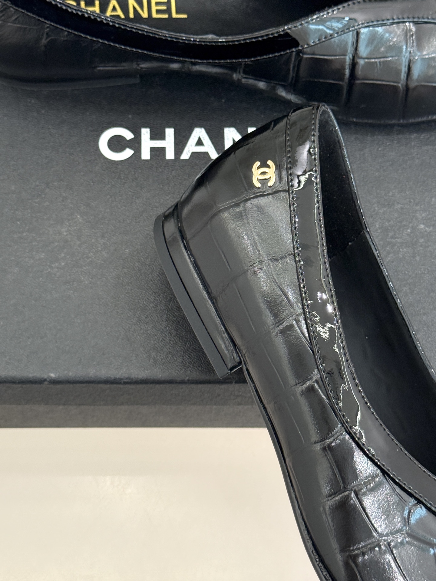 CHANE*｜小香26P小双C鳄鱼纹拼色V口方头平底单鞋以极简轮廓藏奢美细节。鳄鱼纹牛皮自带复古肌理漆皮