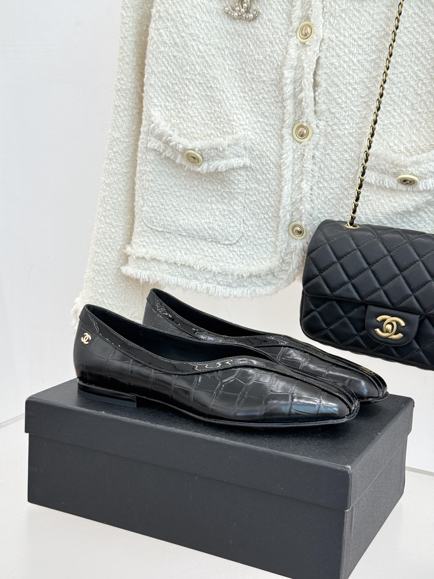 CHANE*｜小香26P小双C鳄鱼纹拼色V口方头平底单鞋以极简轮廓藏奢美细节。鳄鱼纹牛皮自带复古肌理漆皮