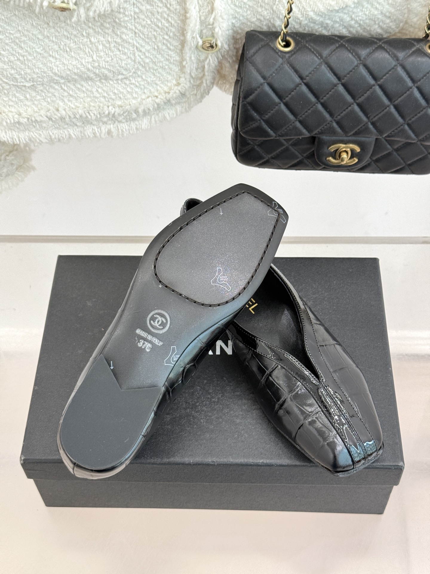 CHANE*｜小香26P小双C鳄鱼纹拼色V口方头平底单鞋以极简轮廓藏奢美细节。鳄鱼纹牛皮自带复古肌理漆皮