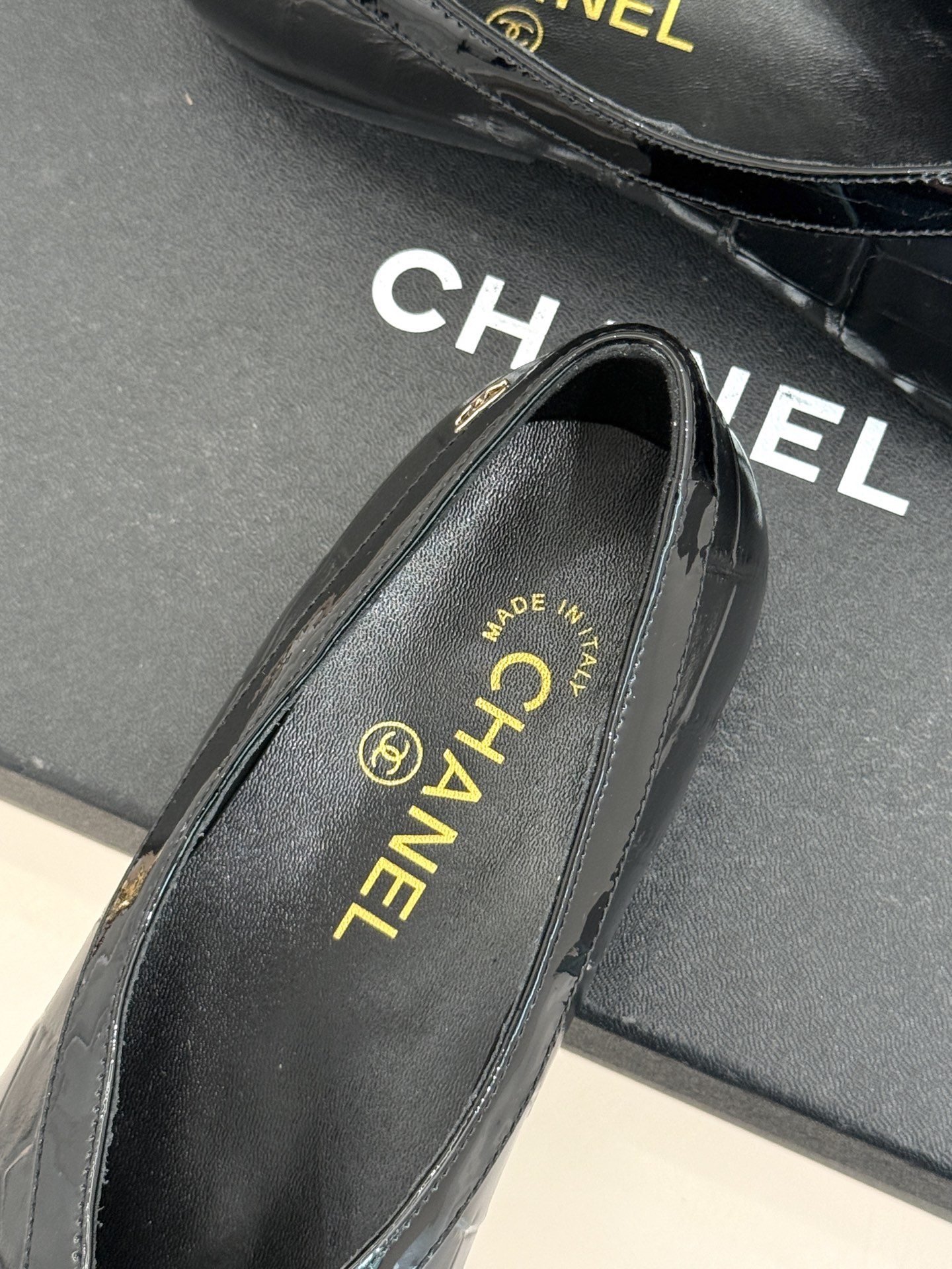 CHANE*｜小香26P小双C鳄鱼纹拼色V口方头平底单鞋以极简轮廓藏奢美细节。鳄鱼纹牛皮自带复古肌理漆皮