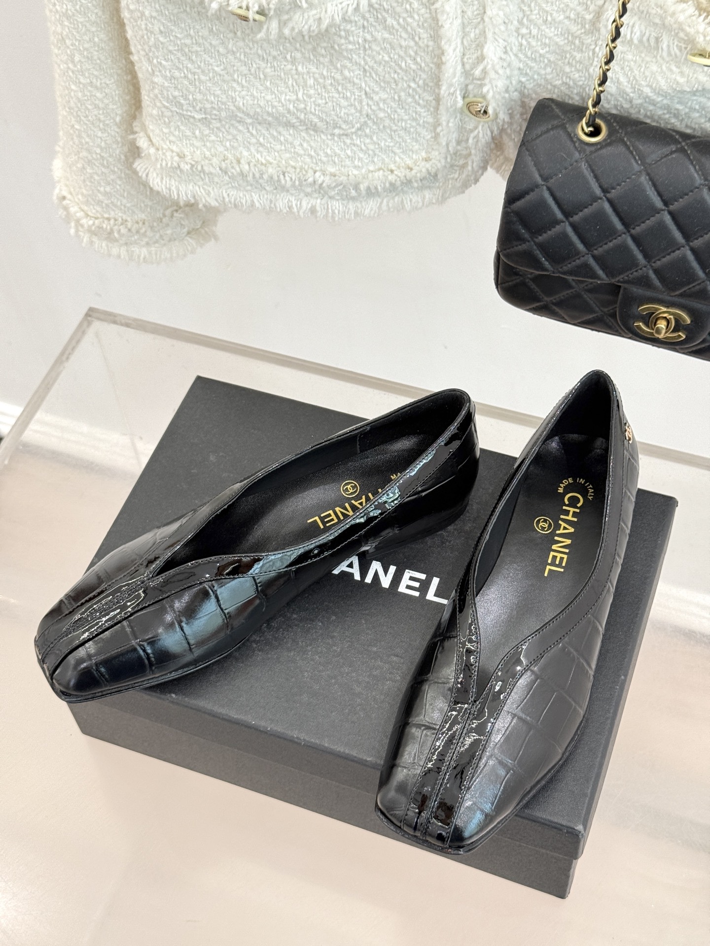 CHANE*｜小香26P小双C鳄鱼纹拼色V口方头平底单鞋以极简轮廓藏奢美细节。鳄鱼纹牛皮自带复古肌理漆皮