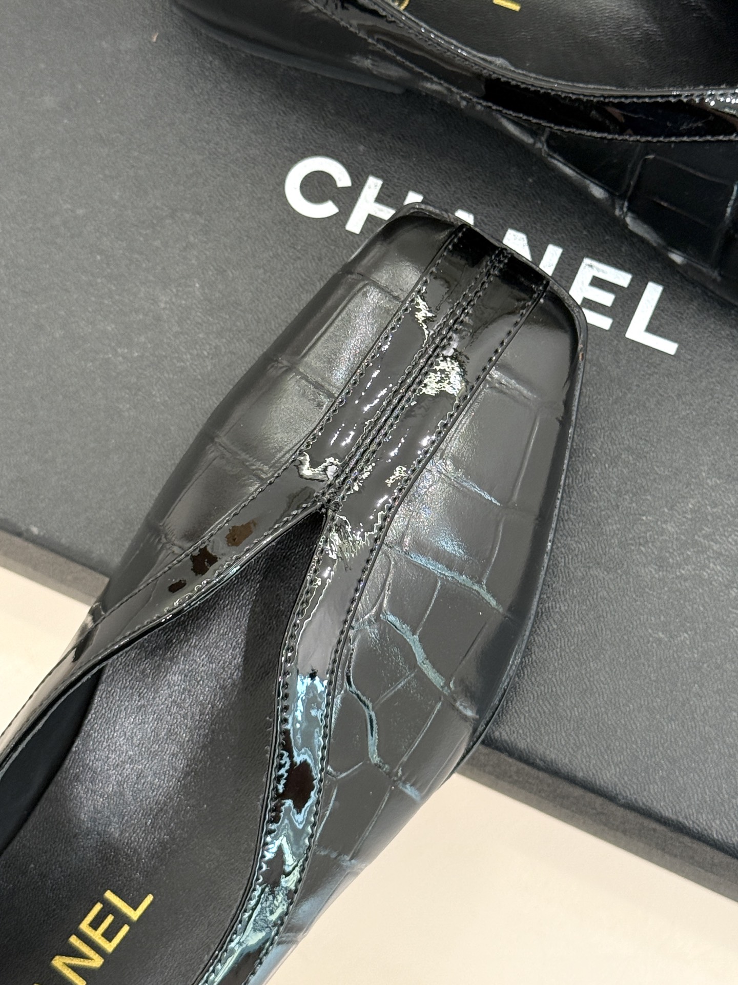 CHANE*｜小香26P小双C鳄鱼纹拼色V口方头平底单鞋以极简轮廓藏奢美细节。鳄鱼纹牛皮自带复古肌理漆皮