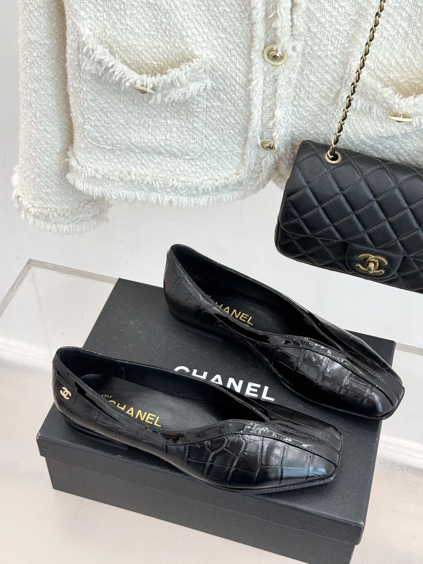 CHANE*｜小香26P小双C鳄鱼纹拼色V口方头平底单鞋以极简轮廓藏奢美细节。鳄鱼纹牛皮自带复古肌理漆皮