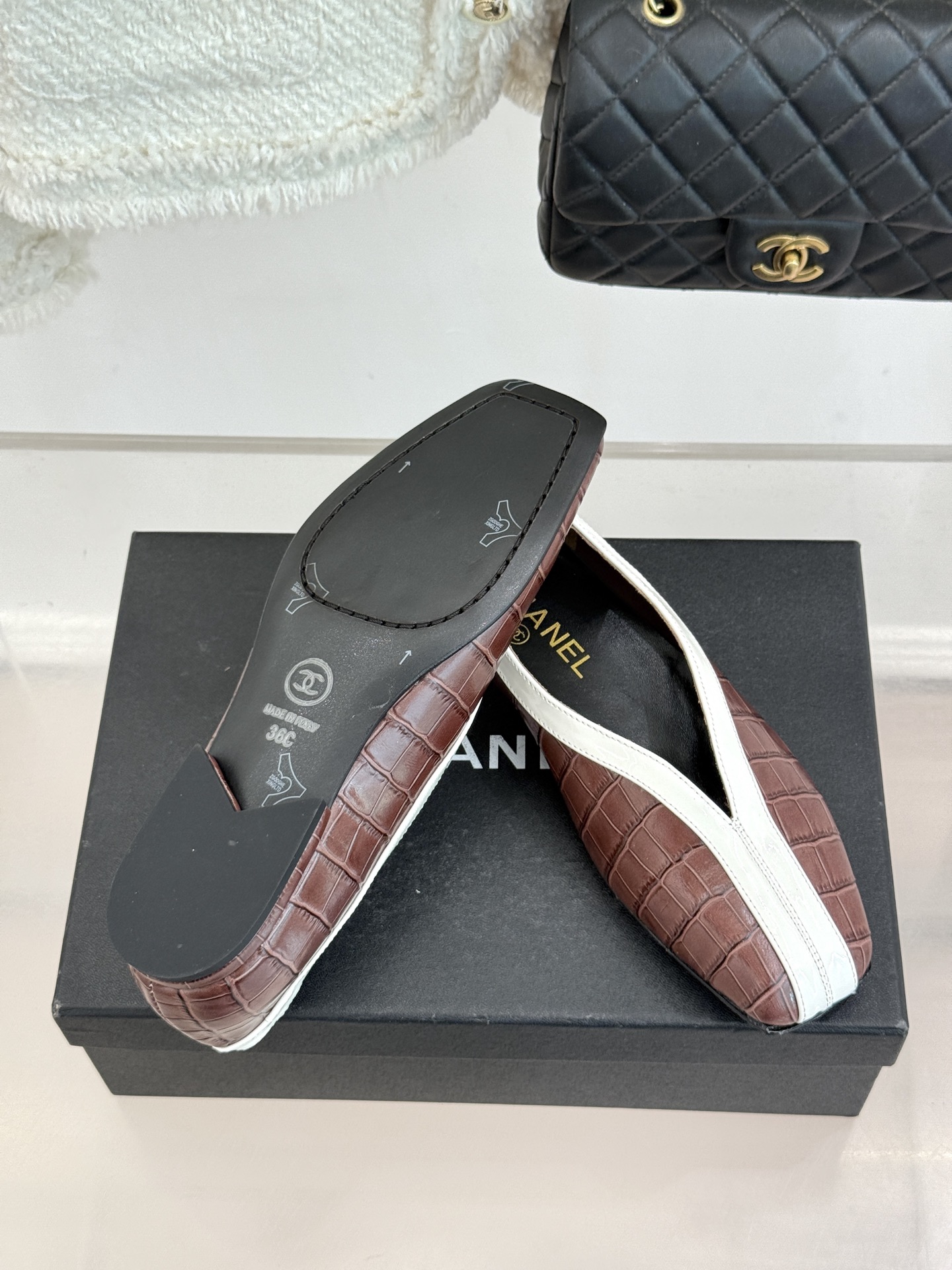 CHANE*｜小香26P小双C鳄鱼纹拼色V口方头平底单鞋以极简轮廓藏奢美细节。鳄鱼纹牛皮自带复古肌理漆皮