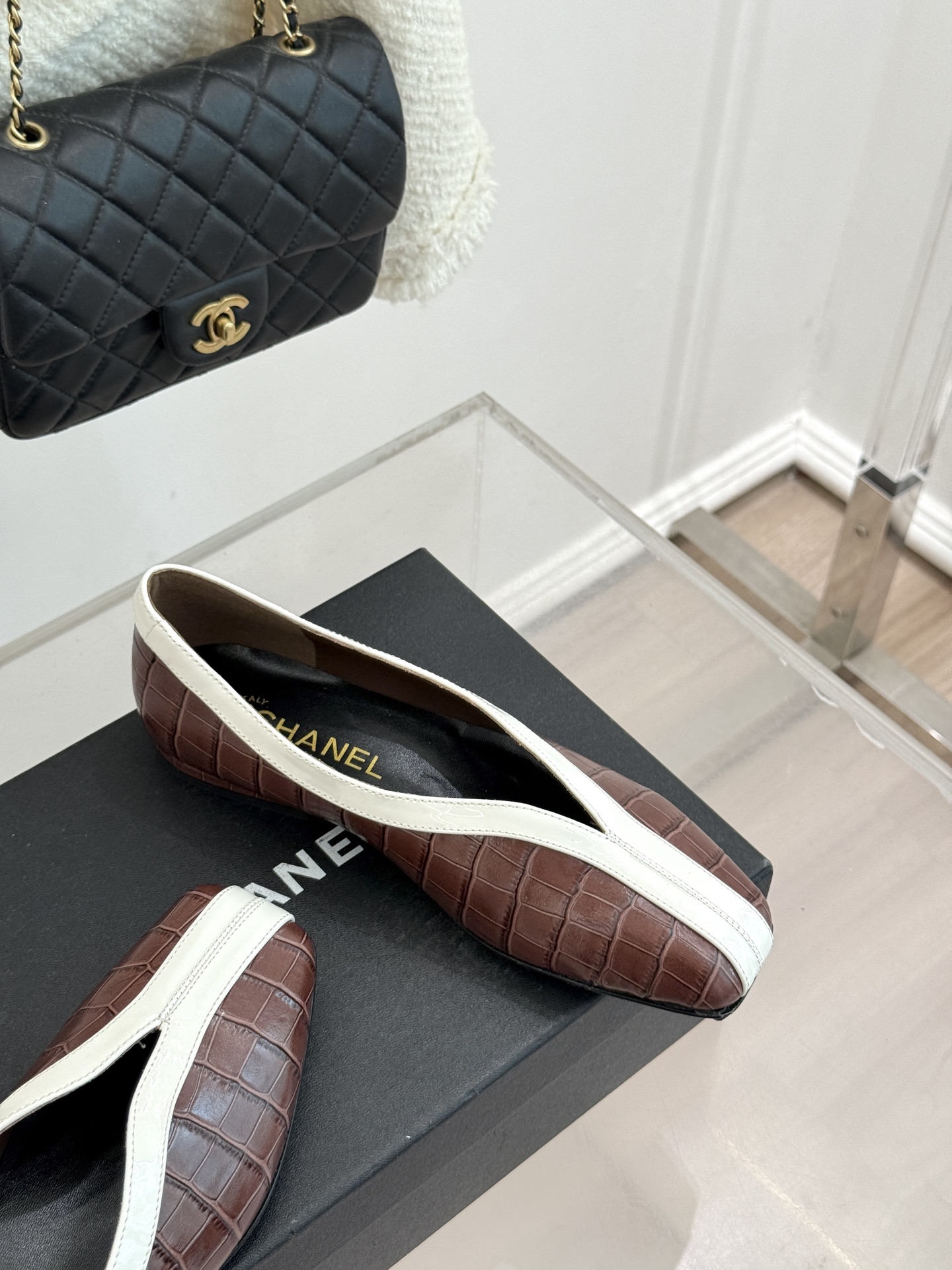 CHANE*｜小香26P小双C鳄鱼纹拼色V口方头平底单鞋以极简轮廓藏奢美细节。鳄鱼纹牛皮自带复古肌理漆皮