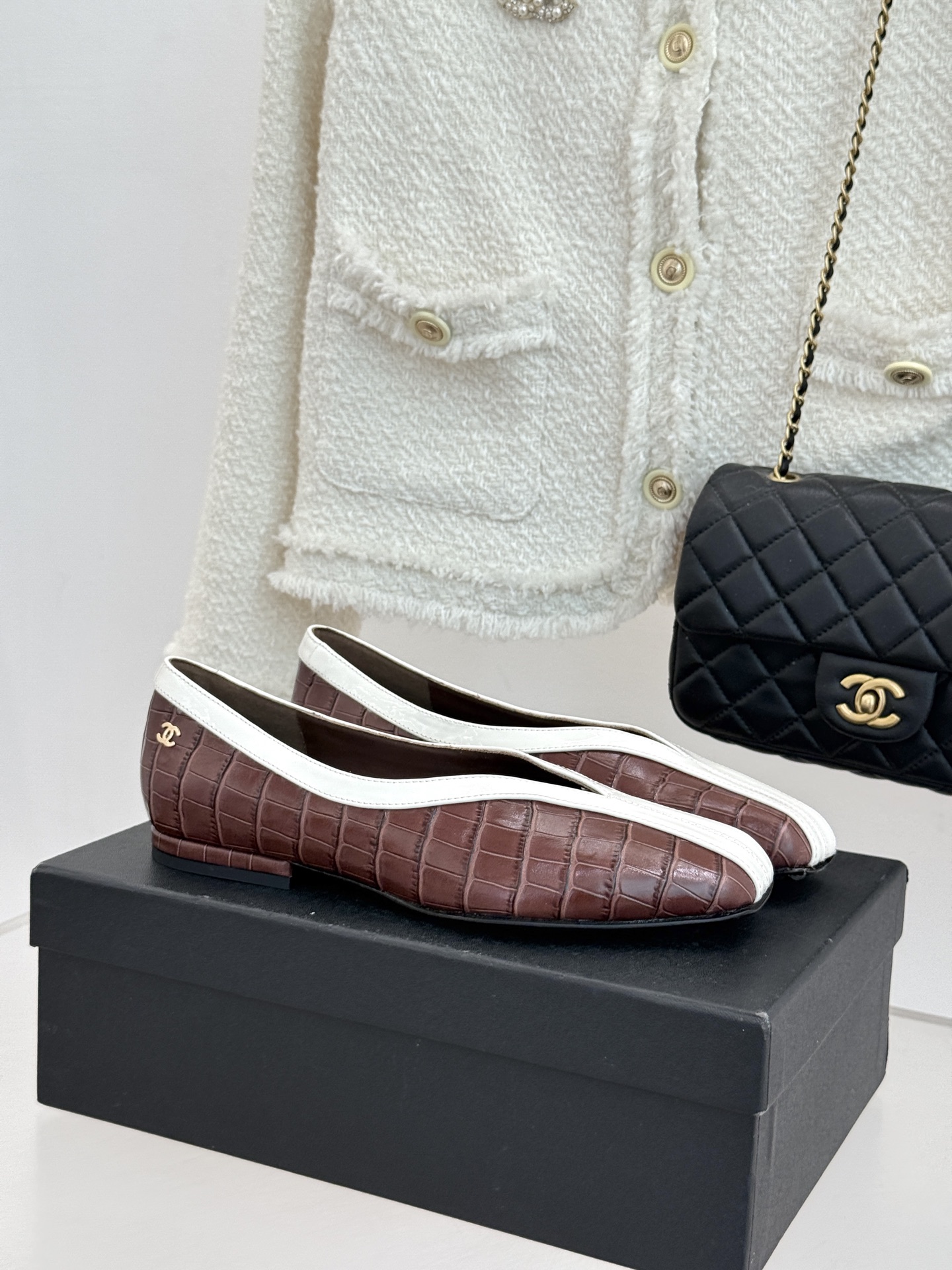 NO:783785,CHANE*｜Xiaoxiang 26P small double C crocodile pattern color block V-mouth square toe flat shoes hide luxurious details with a minimalist silhouette. The crocodile pattern cowhide has its own retro texture. Patent leather color matching outlines the V-shaped line. The square toe shoe shape modifies the foot shape and shows a neat temperament. The micro double C metal logo on the heel is unobtrusive but highly recognizable. It is Chanel-style low-key and refined. The flat bottom version is comfortable and versatile, suitable for daily commuting and weekend travel.  The soft leather material brings a cloud-like foot feel and is not tired after long-term wear. The classic color matching never goes out of style and is suitable for all items in the wardrobe. It can easily control the workplace, dating, and leisure scenes. Wear elegance into every step of daily life. The fabric is made of original customized leather. The inner toes are all sheepskin. Italian imported genuine leather outsole size 35-39 (customized 40/41) 41, single shoes, chanel, chanel, cowhide, sheepskin, Leather soles19860909CHANE*｜小香26P小双C鳄鱼纹 拼色V口方头平底单鞋 以极简轮廓藏奢美细节. 鳄鱼纹牛皮自带复古肌理 漆皮拼色勾勒V型线条 方头鞋型修饰脚型 显利落气质. 后跟微型双C金属标识 不张扬却辨识度拉满 是香奈儿式的低调精致. 平底版型舒适百搭 日常通勤、周末出行皆适配 软皮材质带来云朵般脚感 久穿不累. 经典配色永不过时 适配衣橱所有单品 轻松驾驭职场、约会、休闲多场景 把优雅穿进日常每一步 . 面料采用原版定制皮料 内里踮脚均为羊皮 意大利进口真皮大底 size35-39（40/41定制） 41,单鞋,chanel,chanel,cowhide,sheepskin,Leather soles,Women's Shoes