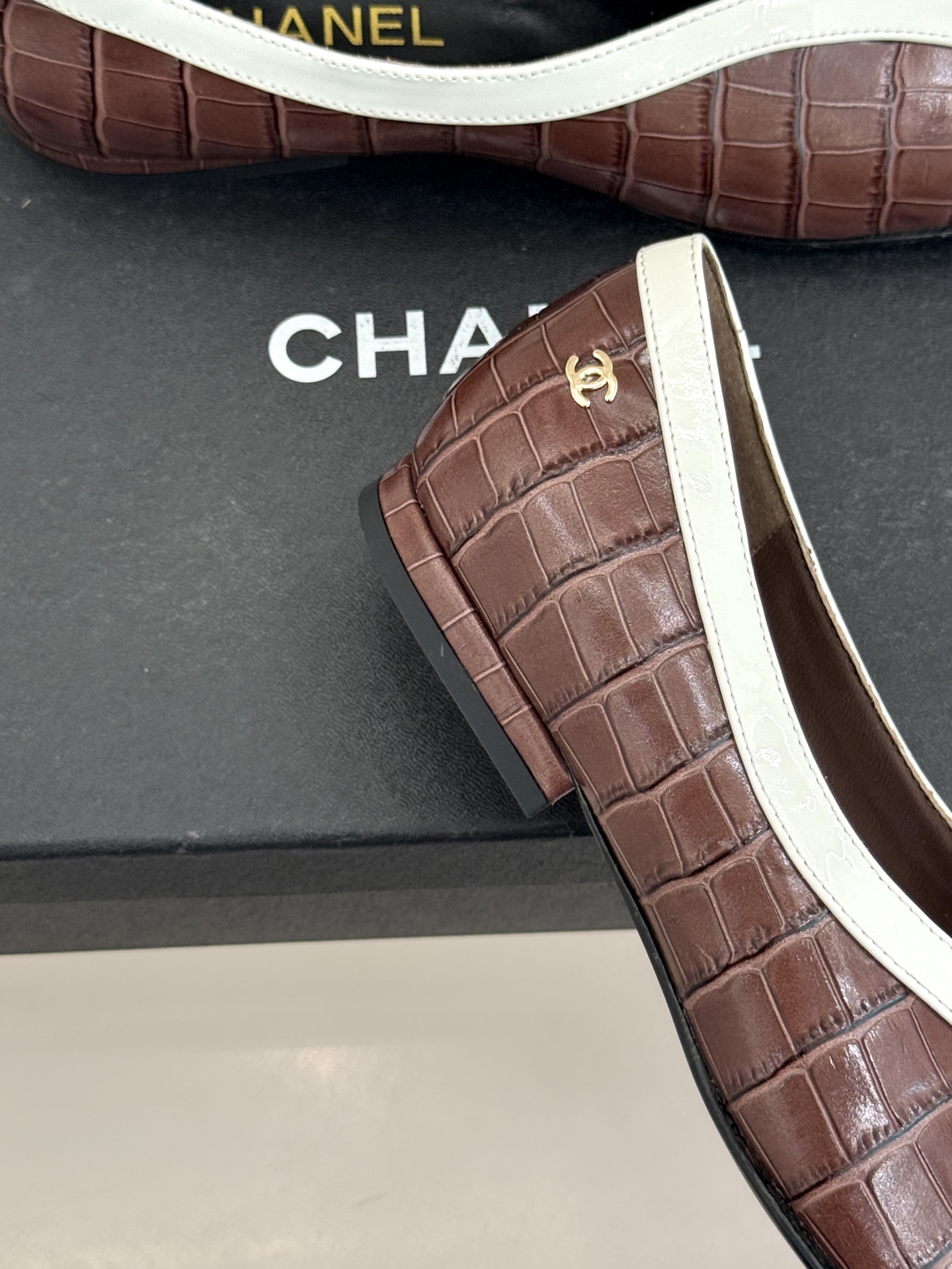 CHANE*｜小香26P小双C鳄鱼纹拼色V口方头平底单鞋以极简轮廓藏奢美细节。鳄鱼纹牛皮自带复古肌理漆皮