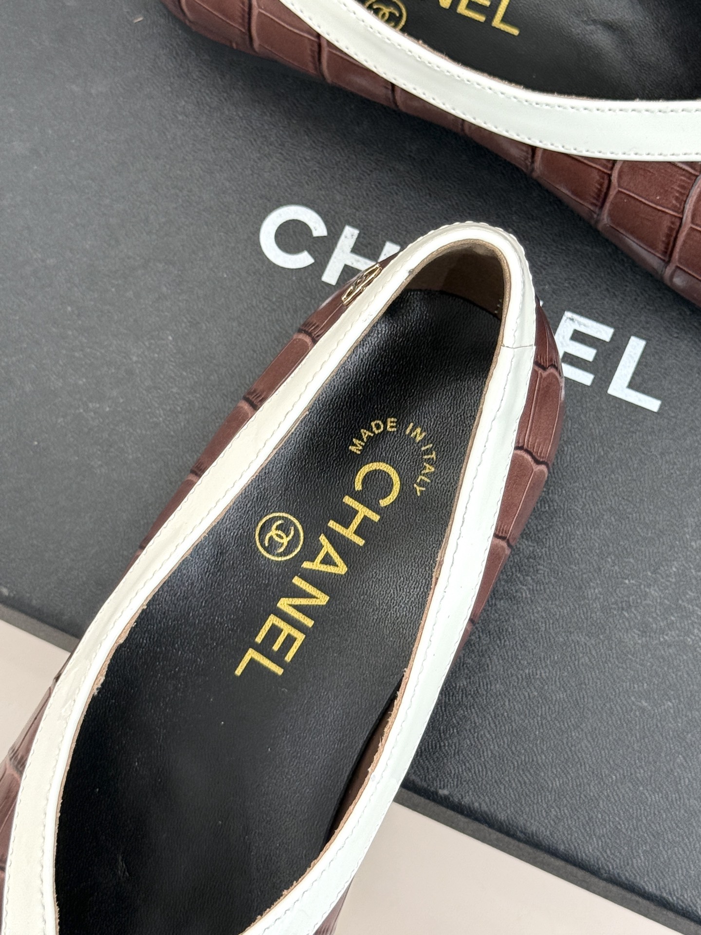 CHANE*｜小香26P小双C鳄鱼纹拼色V口方头平底单鞋以极简轮廓藏奢美细节。鳄鱼纹牛皮自带复古肌理漆皮