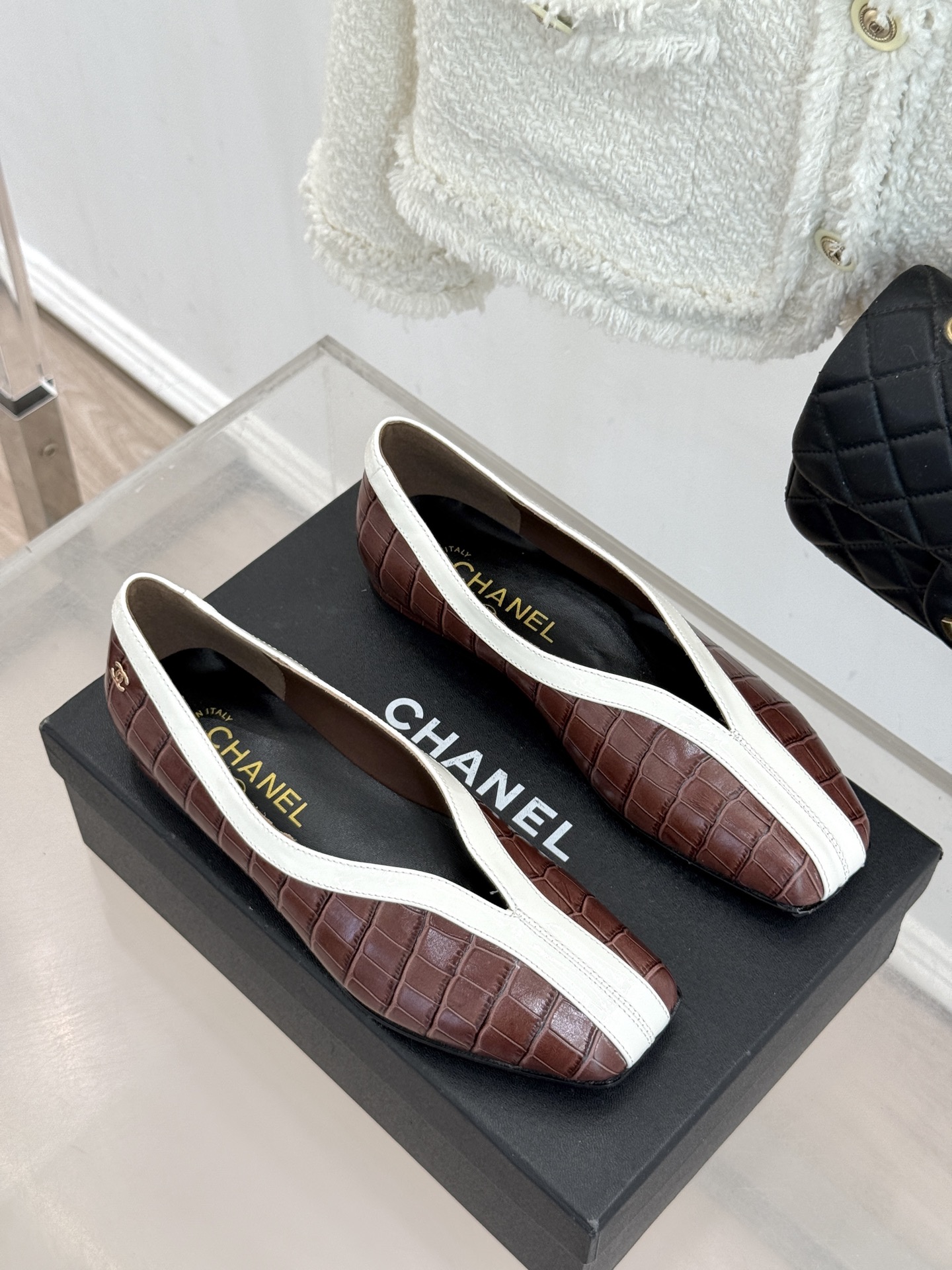 CHANE*｜小香26P小双C鳄鱼纹拼色V口方头平底单鞋以极简轮廓藏奢美细节。鳄鱼纹牛皮自带复古肌理漆皮