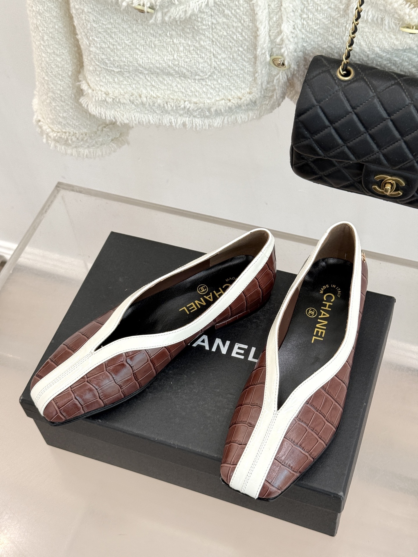 CHANE*｜小香26P小双C鳄鱼纹拼色V口方头平底单鞋以极简轮廓藏奢美细节。鳄鱼纹牛皮自带复古肌理漆皮