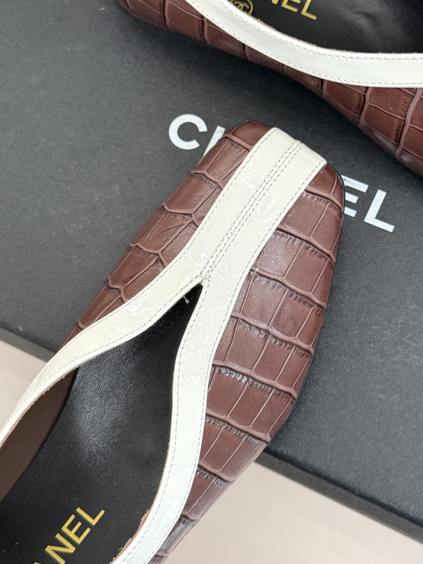 CHANE*｜小香26P小双C鳄鱼纹拼色V口方头平底单鞋以极简轮廓藏奢美细节。鳄鱼纹牛皮自带复古肌理漆皮