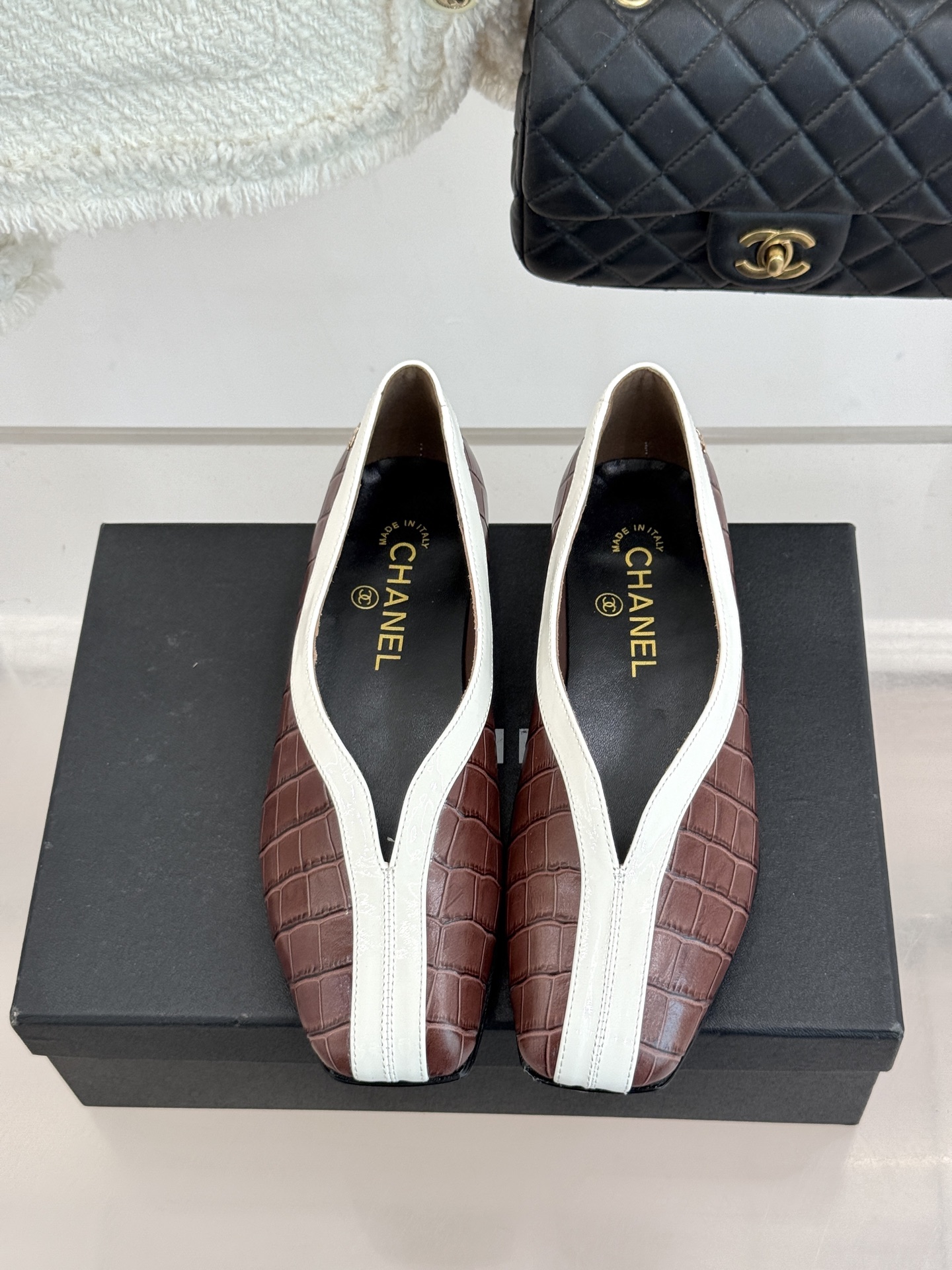 CHANE*｜小香26P小双C鳄鱼纹拼色V口方头平底单鞋以极简轮廓藏奢美细节。鳄鱼纹牛皮自带复古肌理漆皮