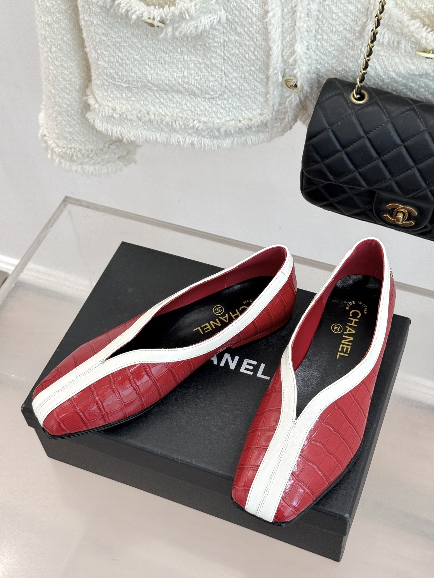 CHANE*｜小香26P小双C鳄鱼纹拼色V口方头平底单鞋以极简轮廓藏奢美细节。鳄鱼纹牛皮自带复古肌理漆皮