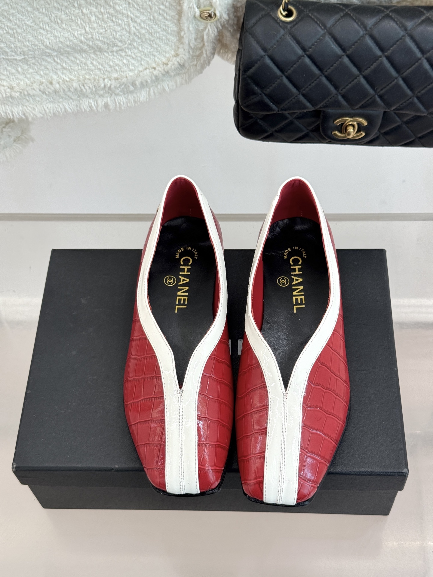 CHANE*｜小香26P小双C鳄鱼纹拼色V口方头平底单鞋以极简轮廓藏奢美细节。鳄鱼纹牛皮自带复古肌理漆皮