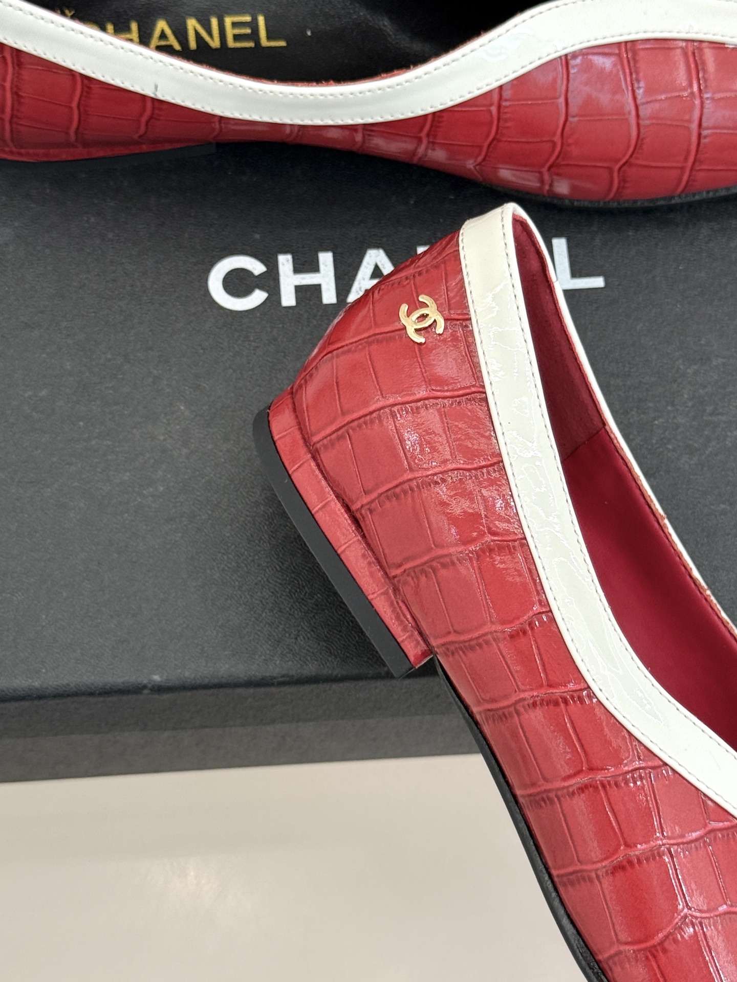 CHANE*｜小香26P小双C鳄鱼纹拼色V口方头平底单鞋以极简轮廓藏奢美细节。鳄鱼纹牛皮自带复古肌理漆皮