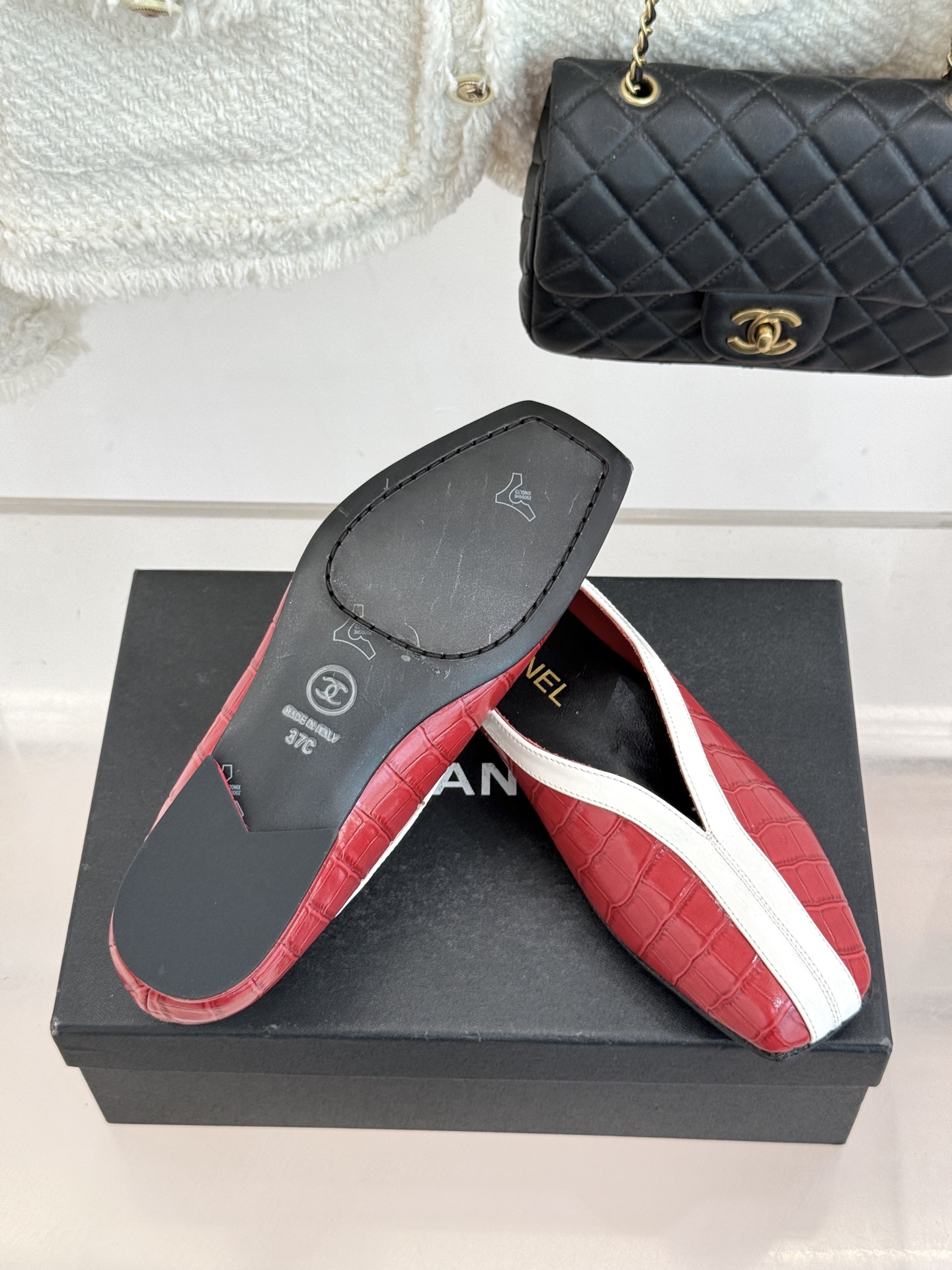 CHANE*｜小香26P小双C鳄鱼纹拼色V口方头平底单鞋以极简轮廓藏奢美细节。鳄鱼纹牛皮自带复古肌理漆皮