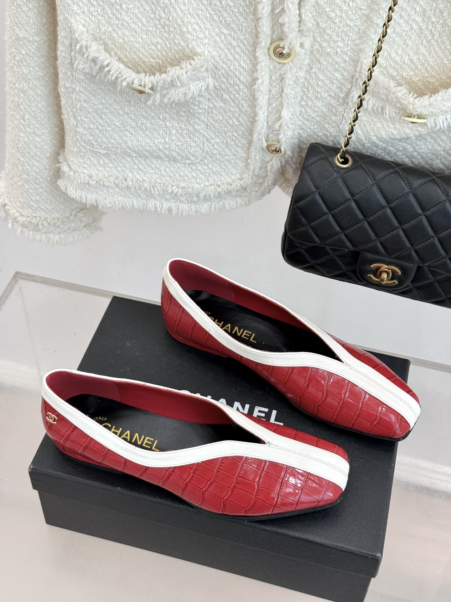 CHANE*｜小香26P小双C鳄鱼纹拼色V口方头平底单鞋以极简轮廓藏奢美细节。鳄鱼纹牛皮自带复古肌理漆皮