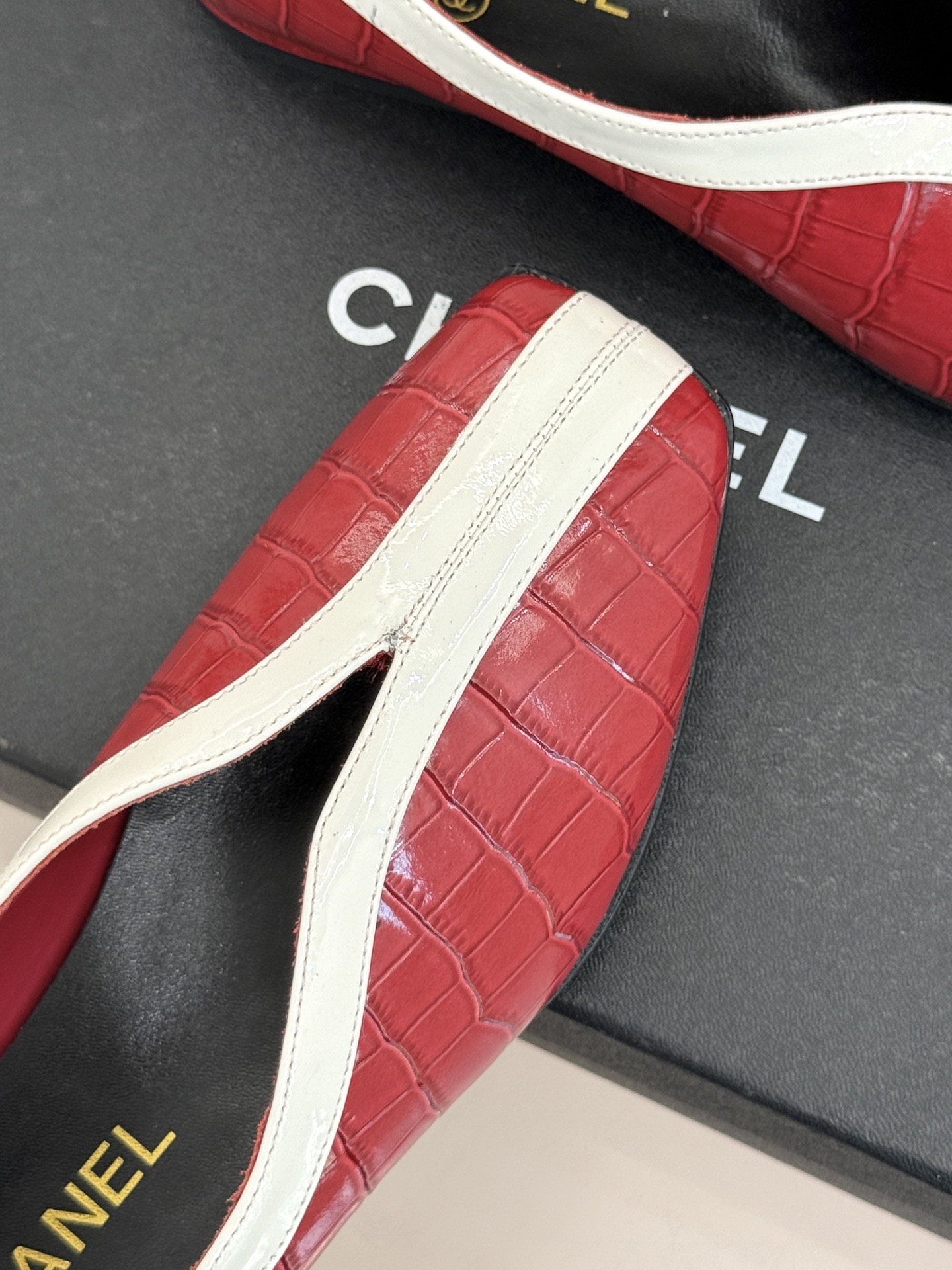 CHANE*｜小香26P小双C鳄鱼纹拼色V口方头平底单鞋以极简轮廓藏奢美细节。鳄鱼纹牛皮自带复古肌理漆皮