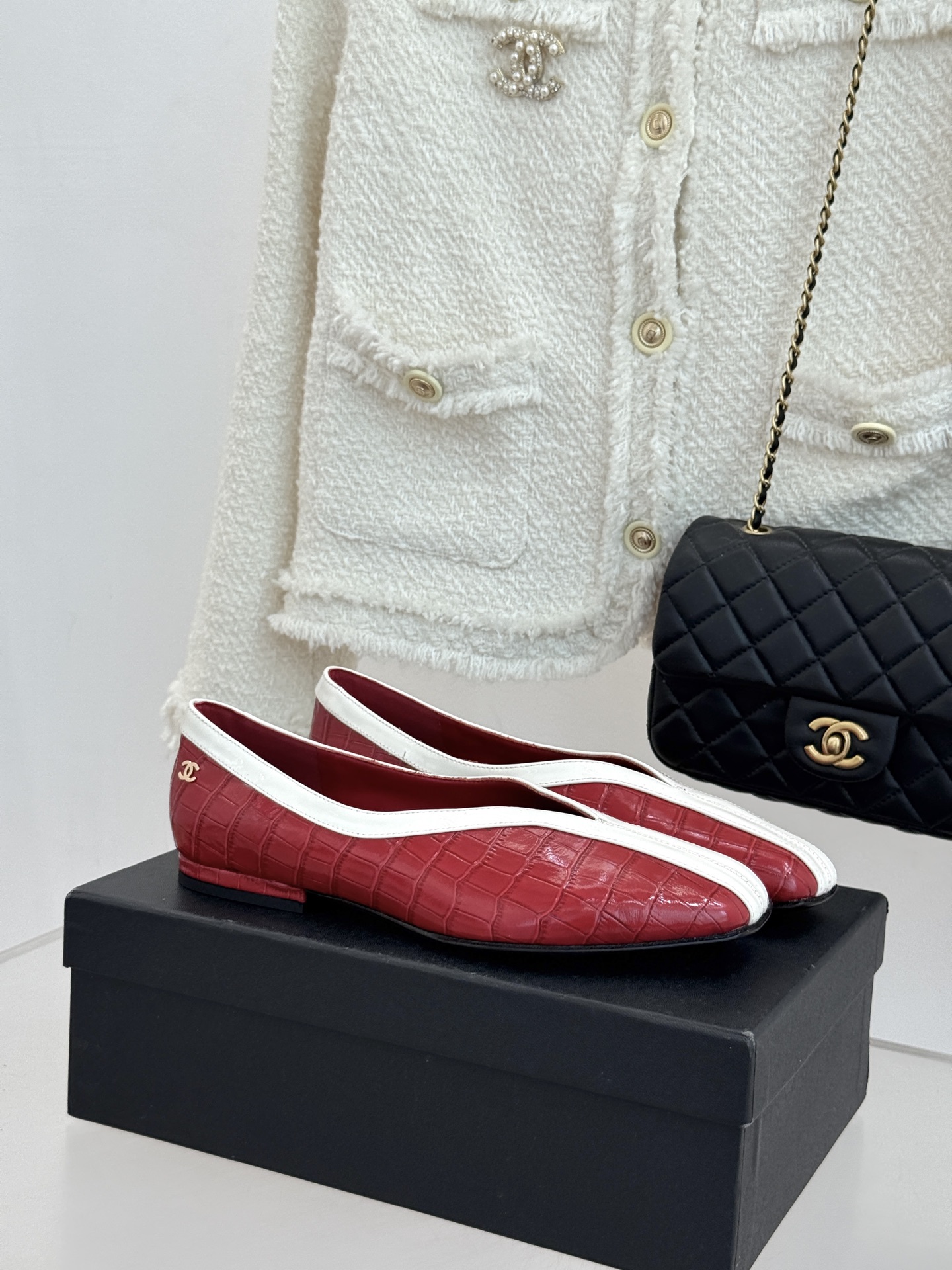 CHANE*｜小香26P小双C鳄鱼纹拼色V口方头平底单鞋以极简轮廓藏奢美细节。鳄鱼纹牛皮自带复古肌理漆皮