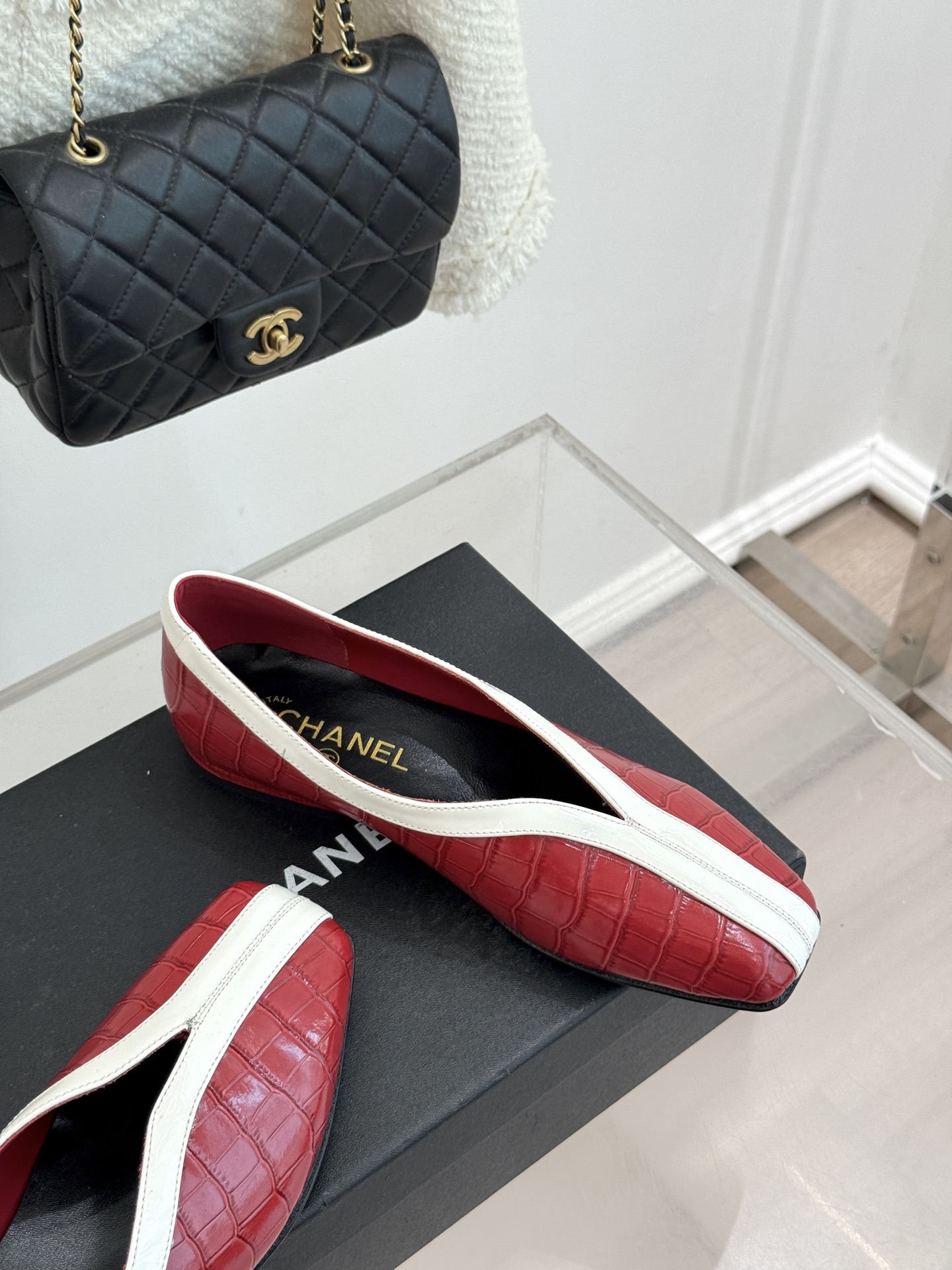 CHANE*｜小香26P小双C鳄鱼纹拼色V口方头平底单鞋以极简轮廓藏奢美细节。鳄鱼纹牛皮自带复古肌理漆皮