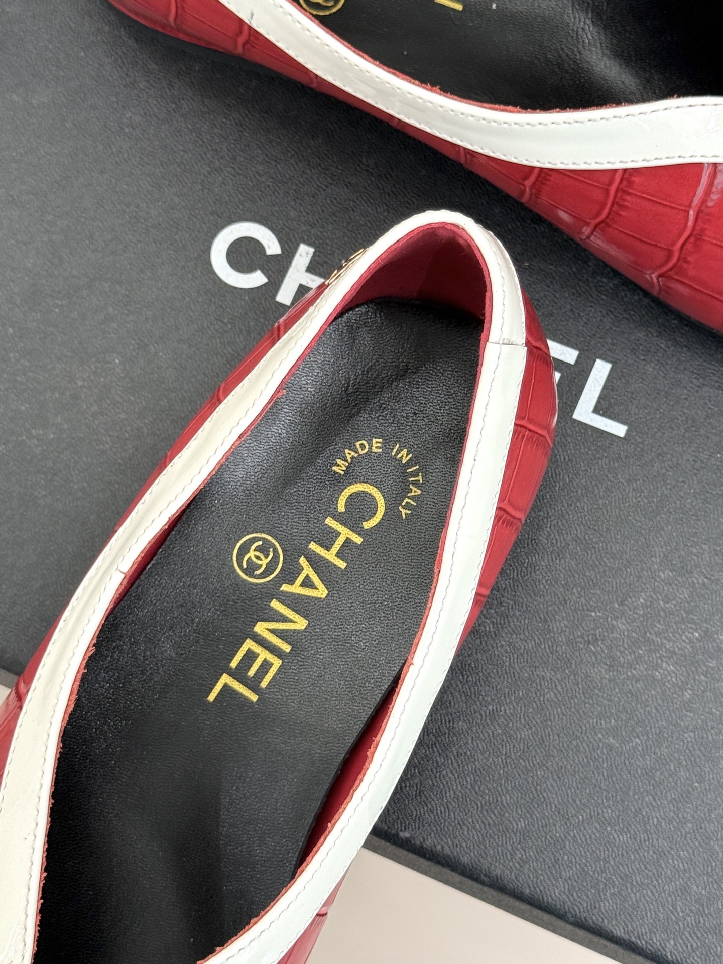 CHANE*｜小香26P小双C鳄鱼纹拼色V口方头平底单鞋以极简轮廓藏奢美细节。鳄鱼纹牛皮自带复古肌理漆皮