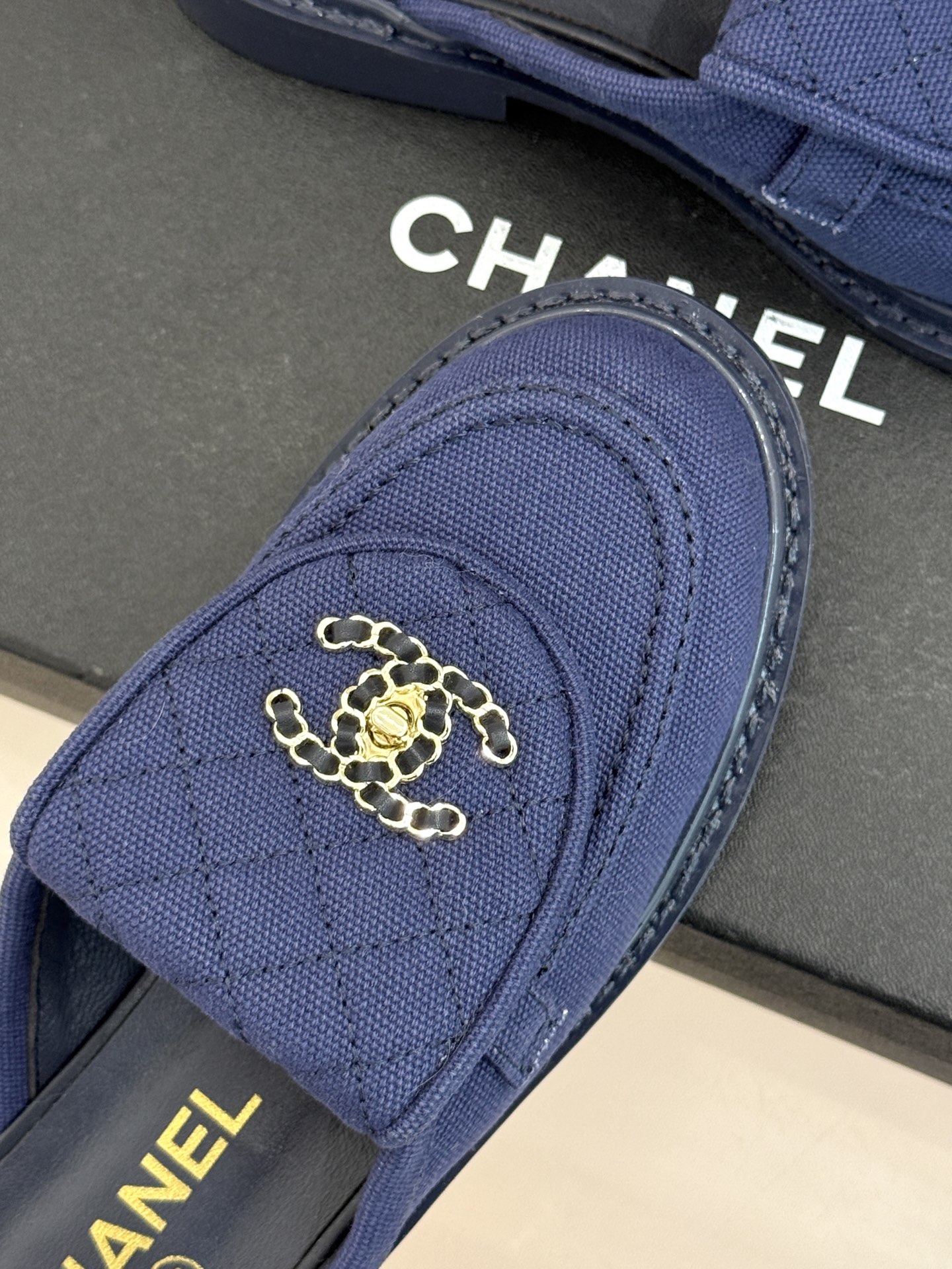 CHANE*｜小香经典双C书包扣翻盖高跟乐福鞋半拖香小香将百年底蕴注入乐福鞋型经典翻盖设计暗藏巧思标志性