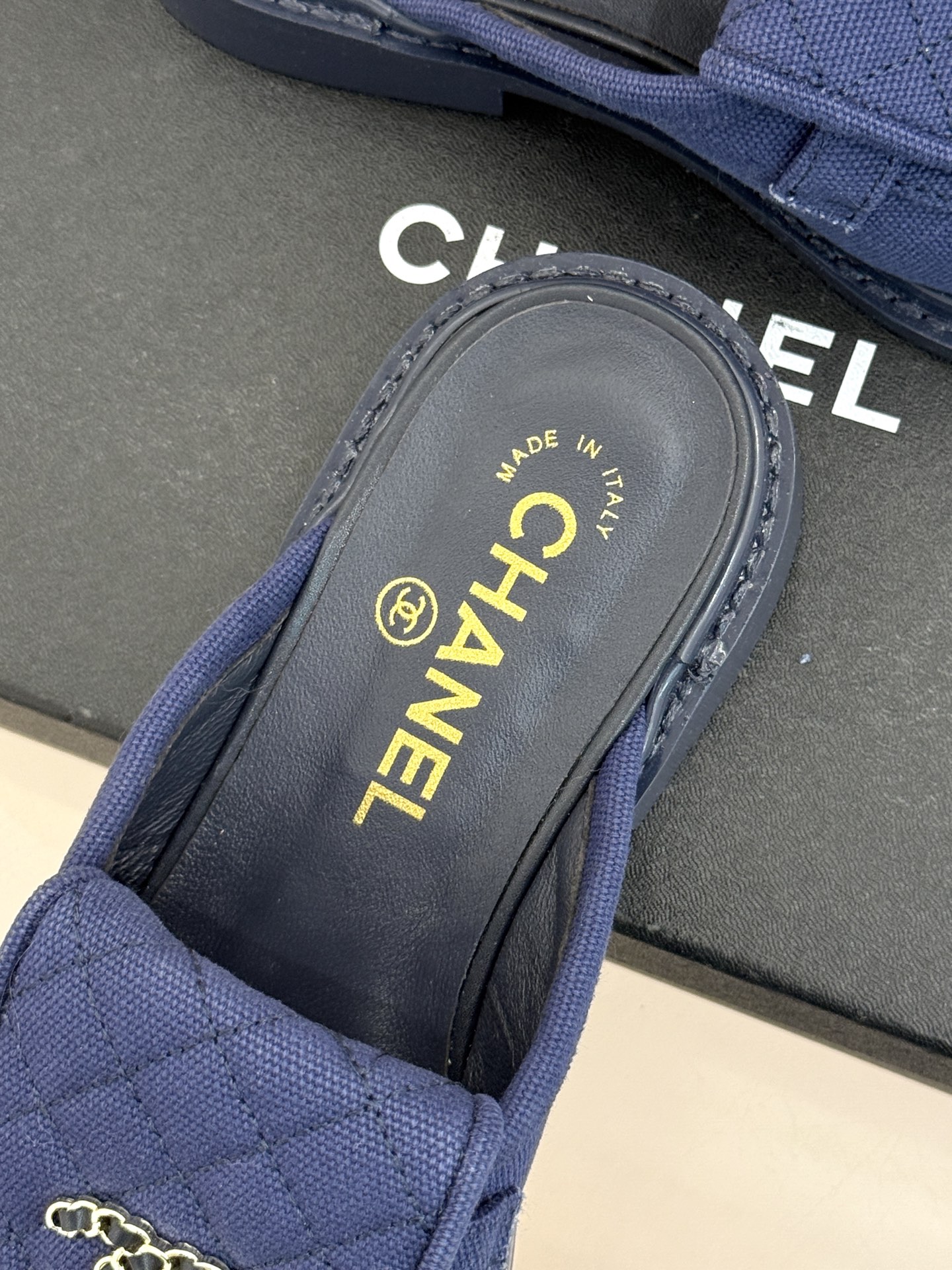 CHANE*｜小香经典双C书包扣翻盖高跟乐福鞋半拖香小香将百年底蕴注入乐福鞋型经典翻盖设计暗藏巧思标志性