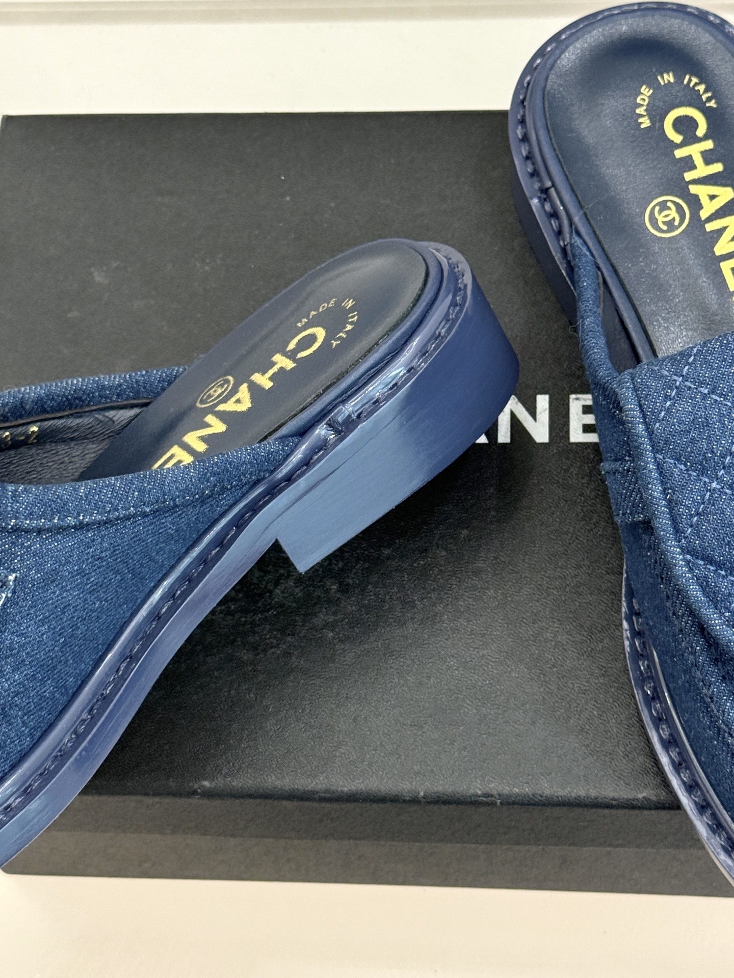 CHANE*｜小香经典双C书包扣翻盖高跟乐福鞋半拖香小香将百年底蕴注入乐福鞋型经典翻盖设计暗藏巧思标志性