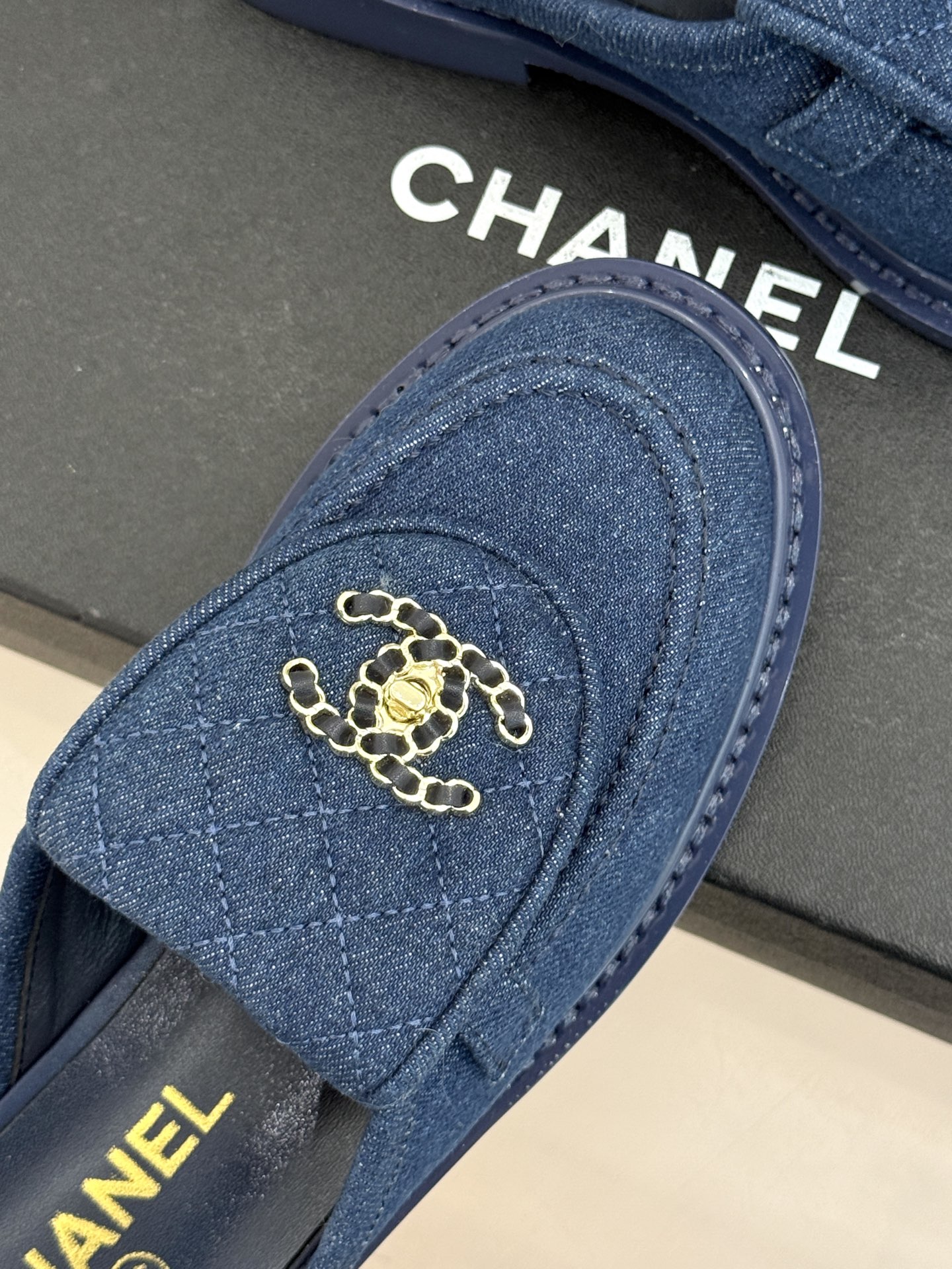 CHANE*｜小香经典双C书包扣翻盖高跟乐福鞋半拖香小香将百年底蕴注入乐福鞋型经典翻盖设计暗藏巧思标志性