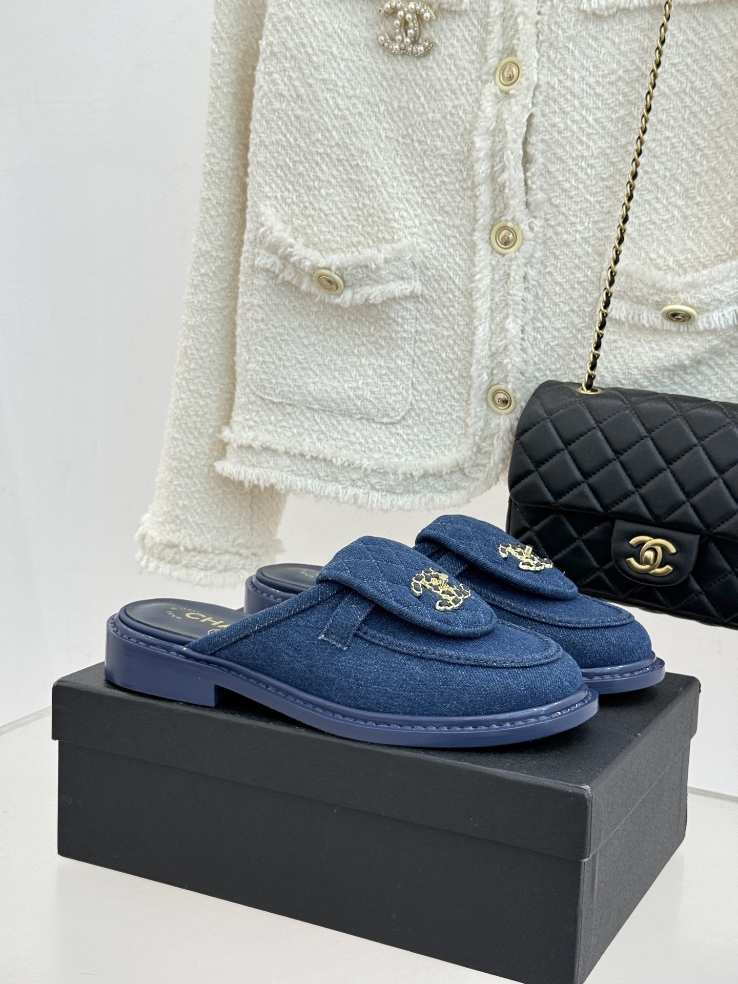 CHANE*｜小香经典双C书包扣翻盖高跟乐福鞋半拖香小香将百年底蕴注入乐福鞋型经典翻盖设计暗藏巧思标志性