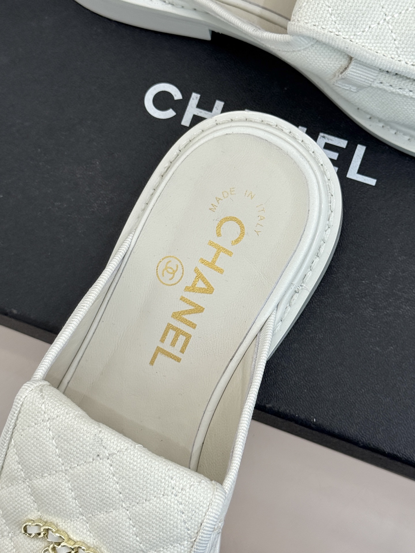 CHANE*｜小香经典双C书包扣翻盖高跟乐福鞋半拖香小香将百年底蕴注入乐福鞋型经典翻盖设计暗藏巧思标志性