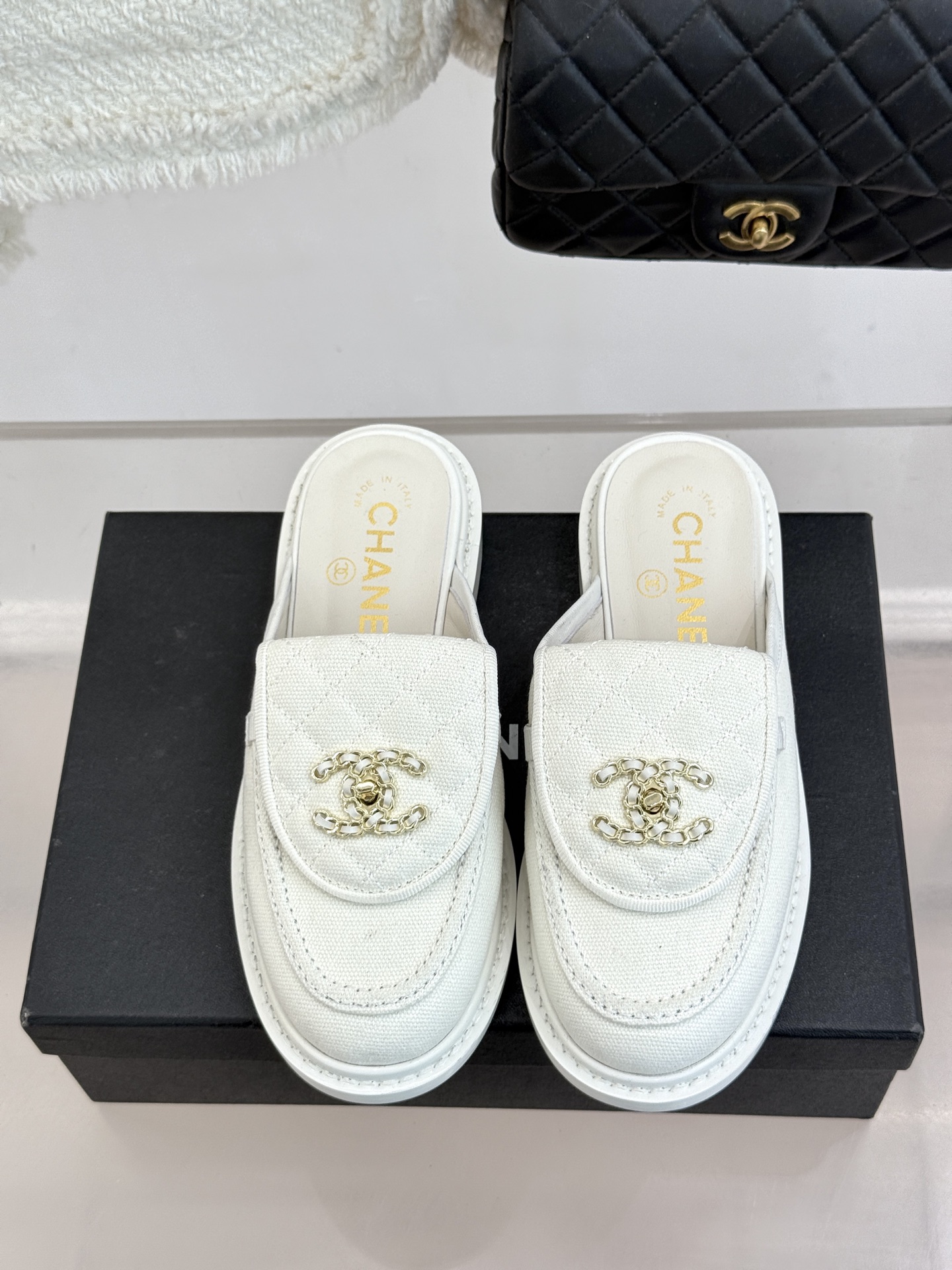 CHANE*｜小香经典双C书包扣翻盖高跟乐福鞋半拖香小香将百年底蕴注入乐福鞋型经典翻盖设计暗藏巧思标志性