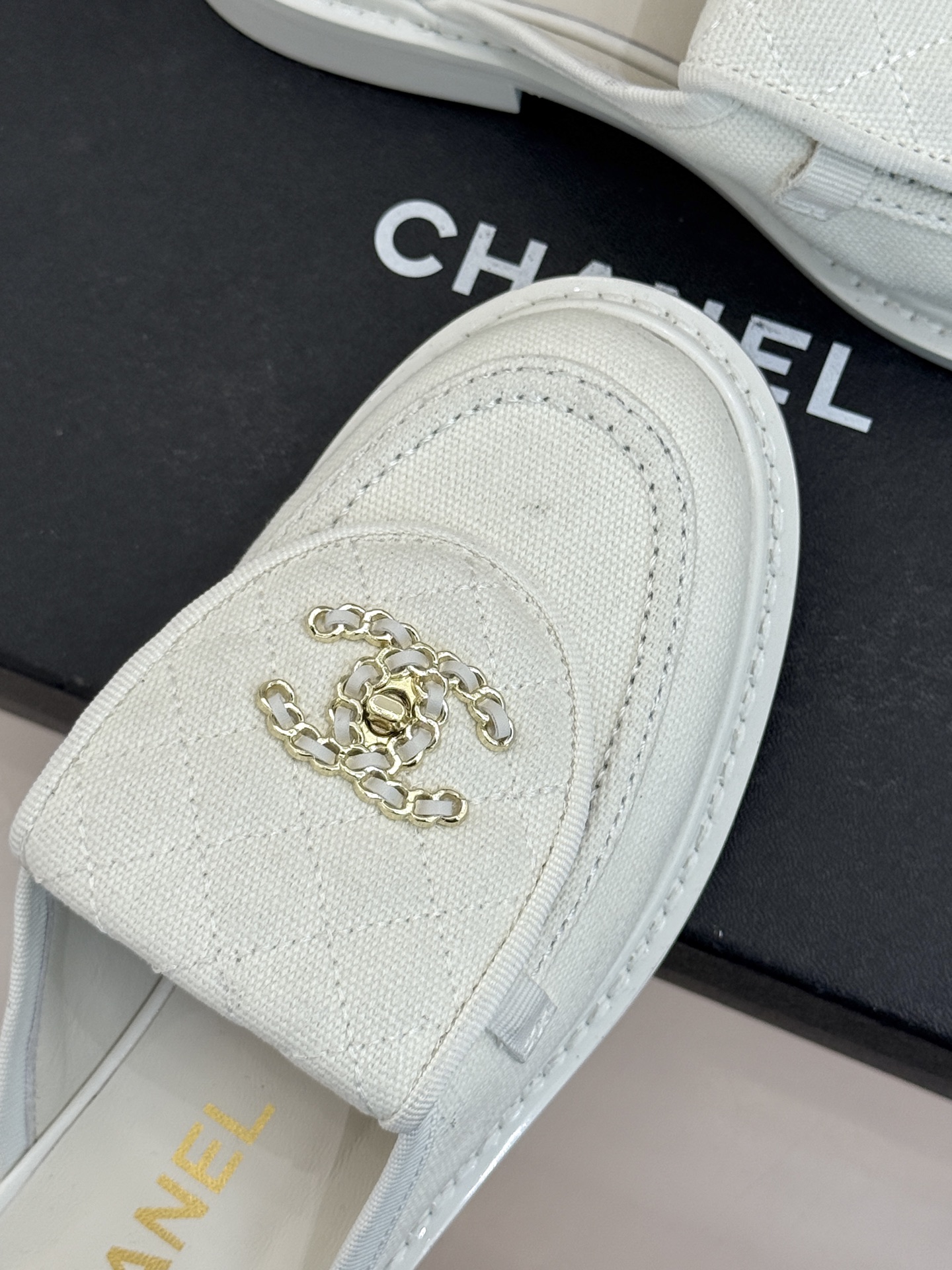 CHANE*｜小香经典双C书包扣翻盖高跟乐福鞋半拖香小香将百年底蕴注入乐福鞋型经典翻盖设计暗藏巧思标志性