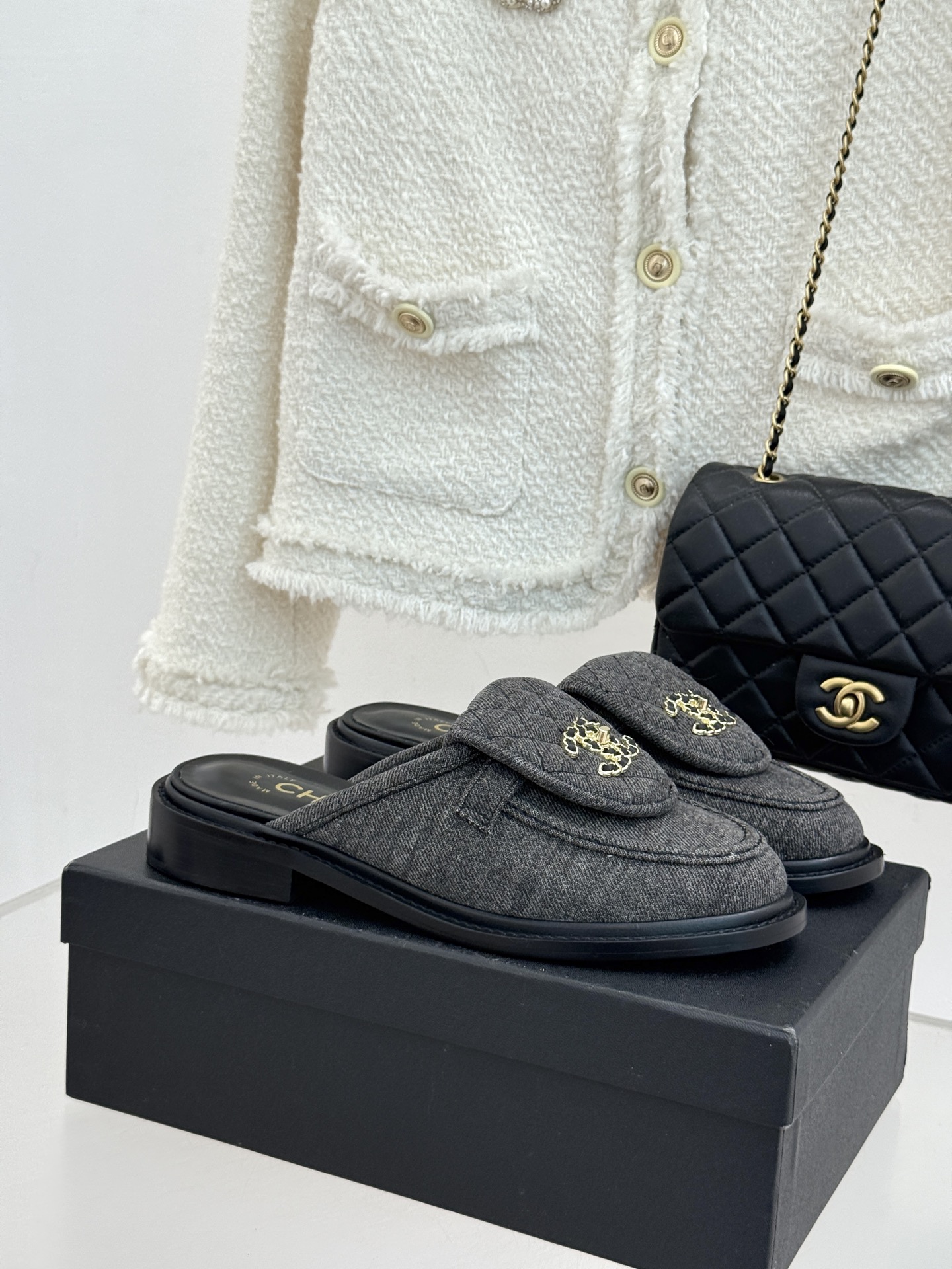 CHANE*｜小香经典双C书包扣翻盖高跟乐福鞋半拖香小香将百年底蕴注入乐福鞋型经典翻盖设计暗藏巧思标志性