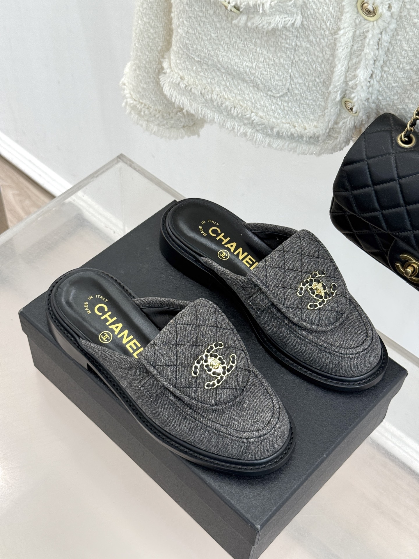 CHANE*｜小香经典双C书包扣翻盖高跟乐福鞋半拖香小香将百年底蕴注入乐福鞋型经典翻盖设计暗藏巧思标志性