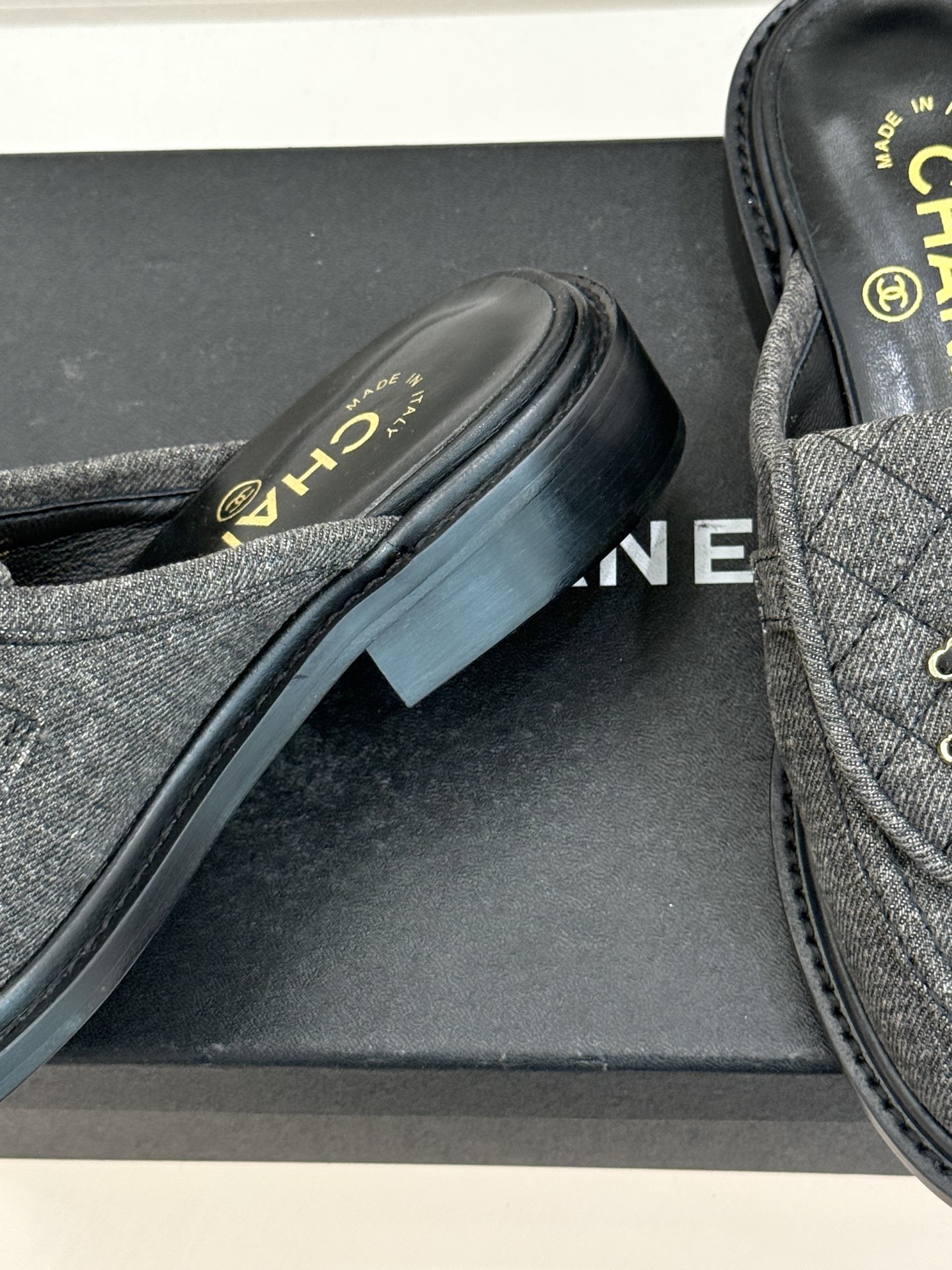 CHANE*｜小香经典双C书包扣翻盖高跟乐福鞋半拖香小香将百年底蕴注入乐福鞋型经典翻盖设计暗藏巧思标志性