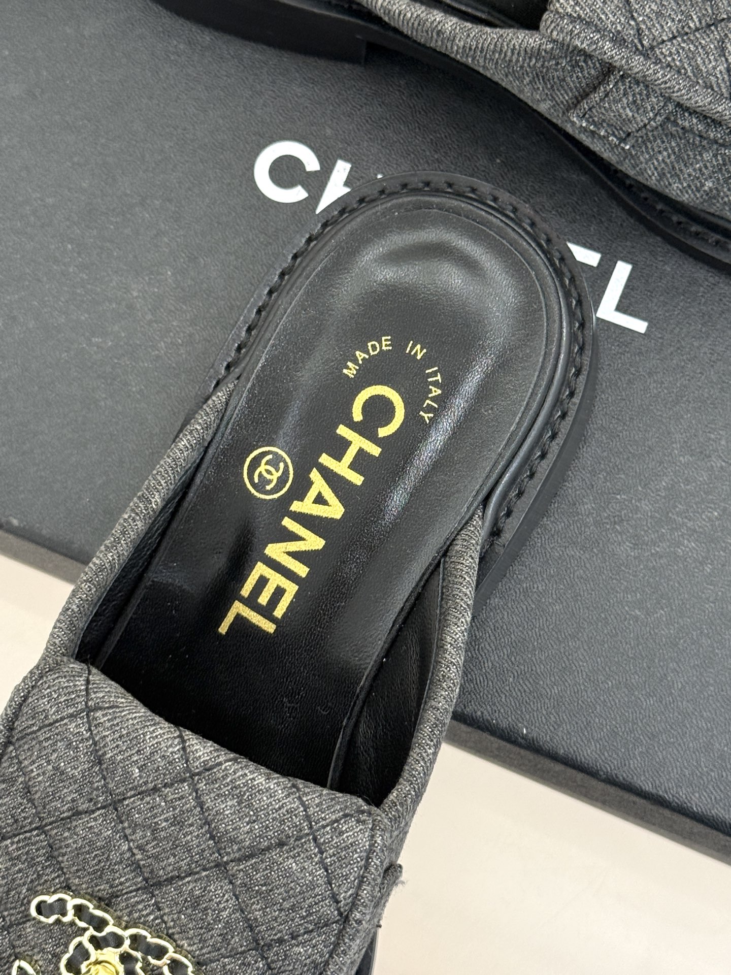 CHANE*｜小香经典双C书包扣翻盖高跟乐福鞋半拖香小香将百年底蕴注入乐福鞋型经典翻盖设计暗藏巧思标志性