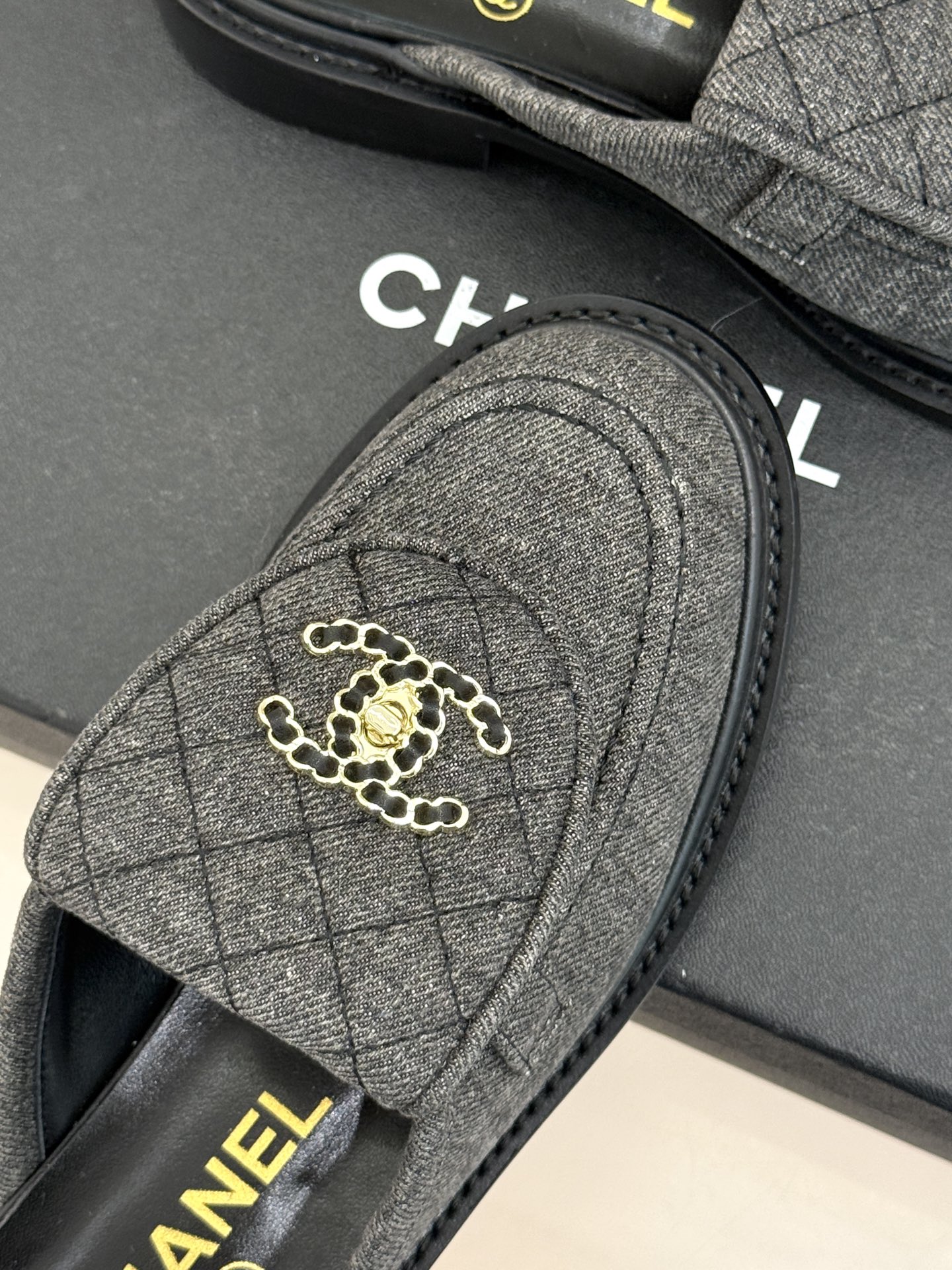 CHANE*｜小香经典双C书包扣翻盖高跟乐福鞋半拖香小香将百年底蕴注入乐福鞋型经典翻盖设计暗藏巧思标志性