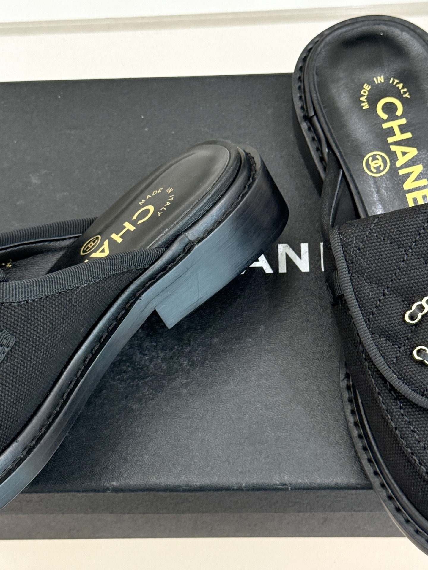 CHANE*｜小香经典双C书包扣翻盖高跟乐福鞋半拖香小香将百年底蕴注入乐福鞋型经典翻盖设计暗藏巧思标志性