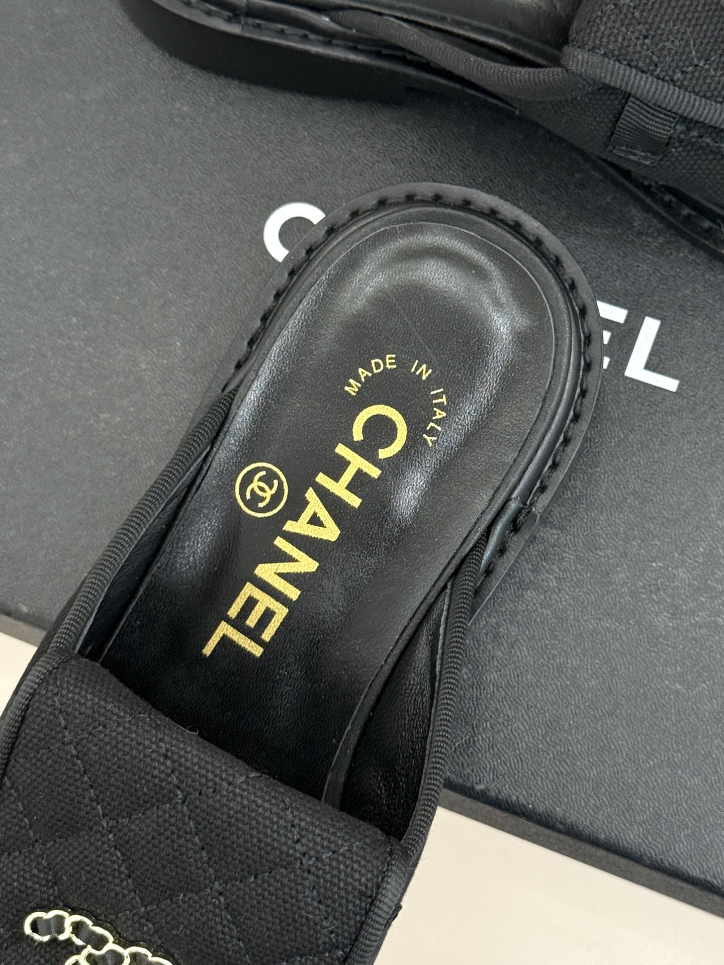 CHANE*｜小香经典双C书包扣翻盖高跟乐福鞋半拖香小香将百年底蕴注入乐福鞋型经典翻盖设计暗藏巧思标志性