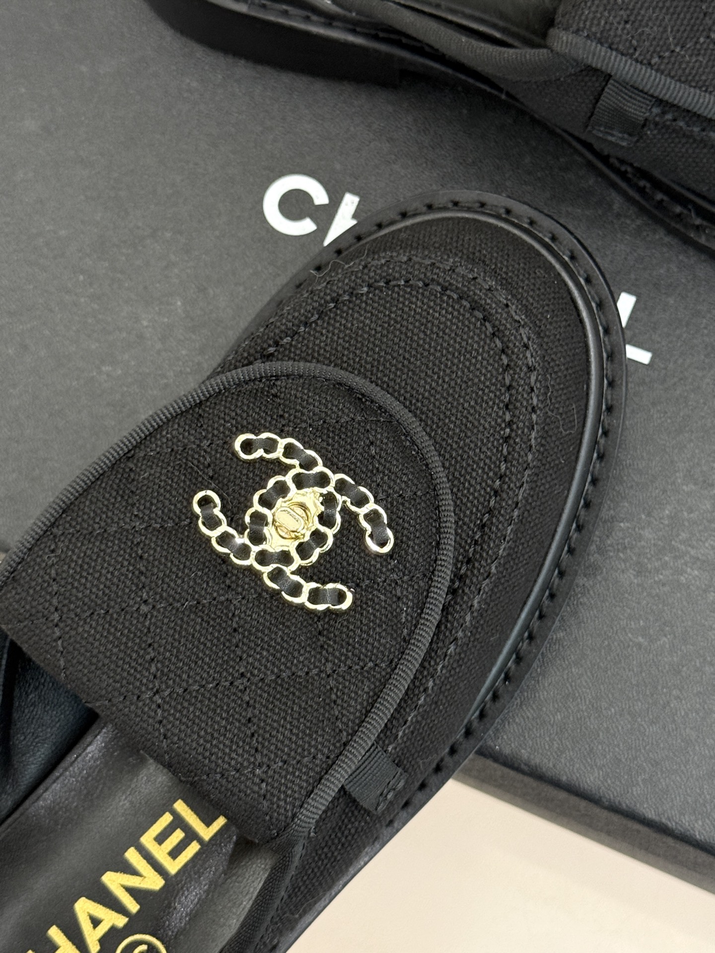 CHANE*｜小香经典双C书包扣翻盖高跟乐福鞋半拖香小香将百年底蕴注入乐福鞋型经典翻盖设计暗藏巧思标志性