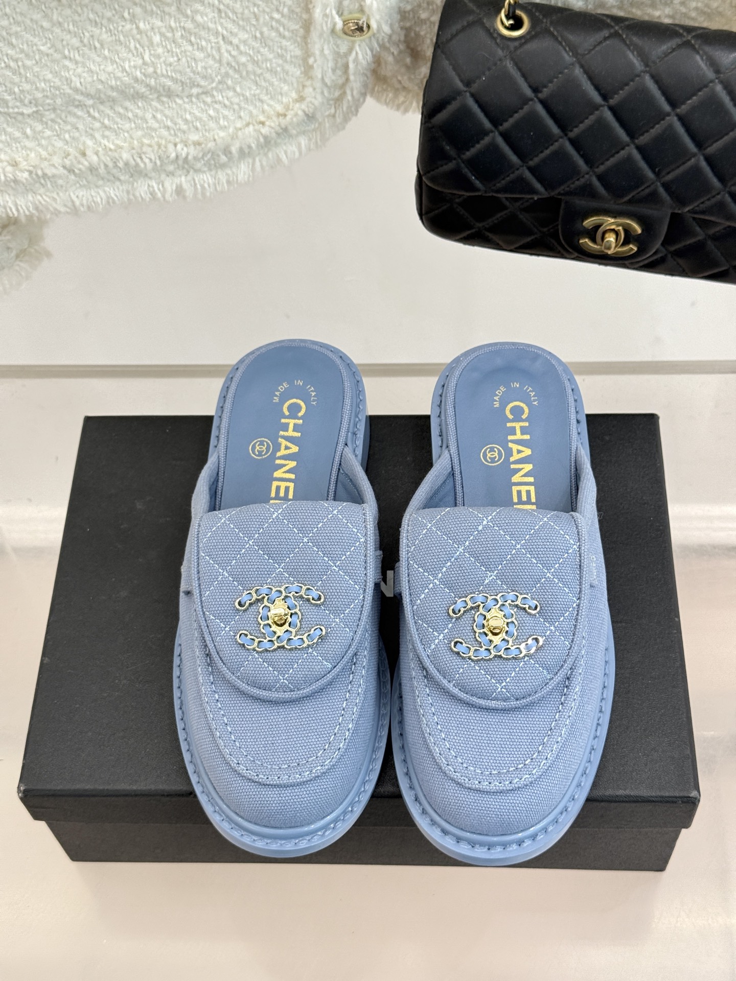 CHANE*｜小香经典双C书包扣翻盖高跟乐福鞋半拖香小香将百年底蕴注入乐福鞋型经典翻盖设计暗藏巧思标志性