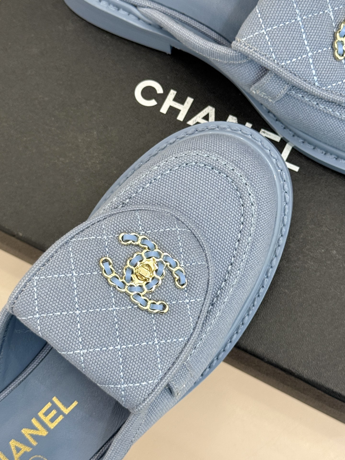 CHANE*｜小香经典双C书包扣翻盖高跟乐福鞋半拖香小香将百年底蕴注入乐福鞋型经典翻盖设计暗藏巧思标志性