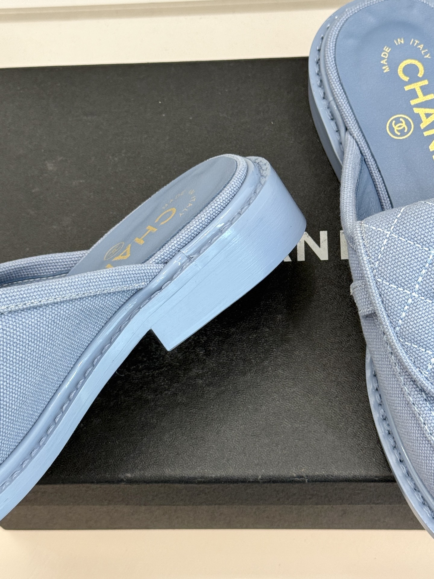 CHANE*｜小香经典双C书包扣翻盖高跟乐福鞋半拖香小香将百年底蕴注入乐福鞋型经典翻盖设计暗藏巧思标志性