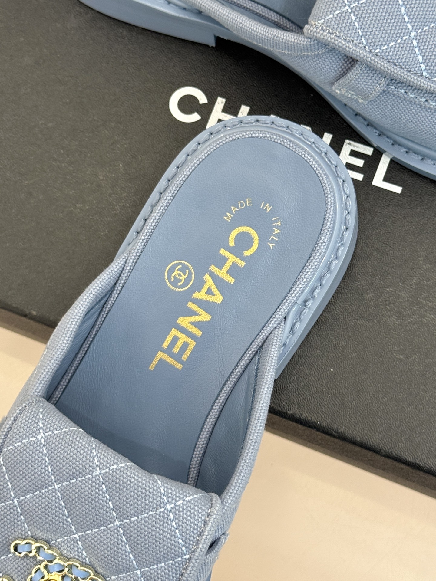 CHANE*｜小香经典双C书包扣翻盖高跟乐福鞋半拖香小香将百年底蕴注入乐福鞋型经典翻盖设计暗藏巧思标志性