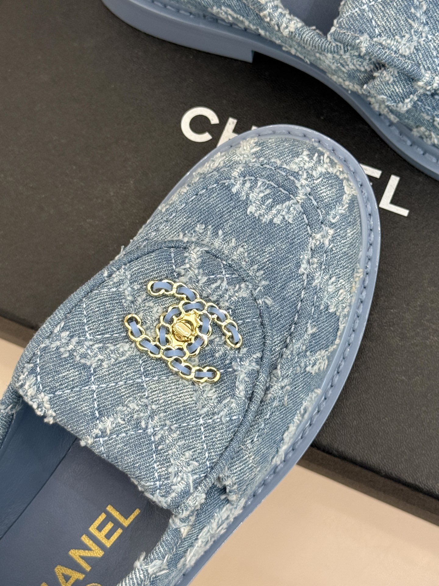 CHANE*｜小香经典双C书包扣翻盖高跟乐福鞋半拖香小香将百年底蕴注入乐福鞋型经典翻盖设计暗藏巧思标志性