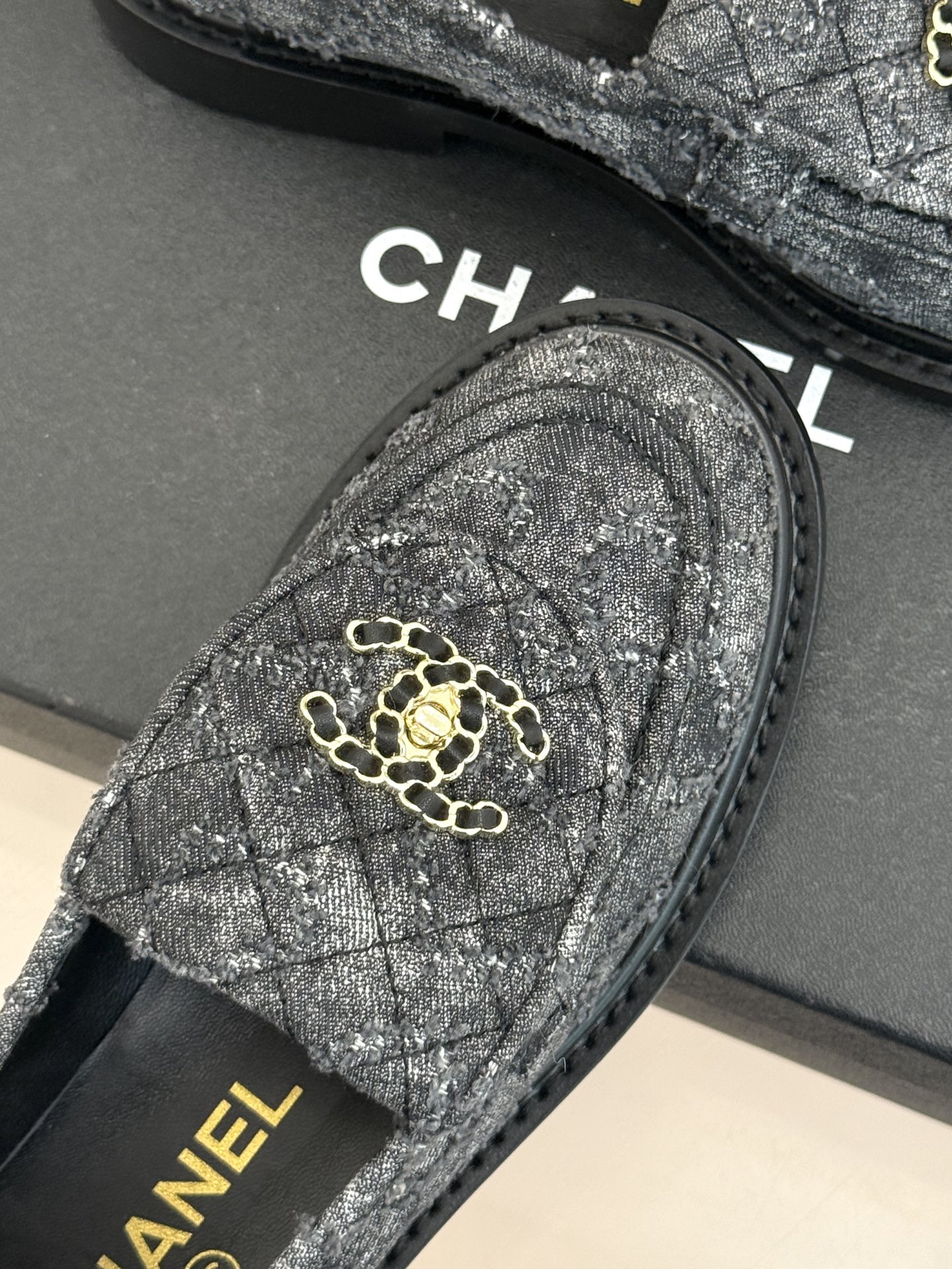 CHANE*｜小香经典双C书包扣翻盖高跟乐福鞋半拖香小香将百年底蕴注入乐福鞋型经典翻盖设计暗藏巧思标志性