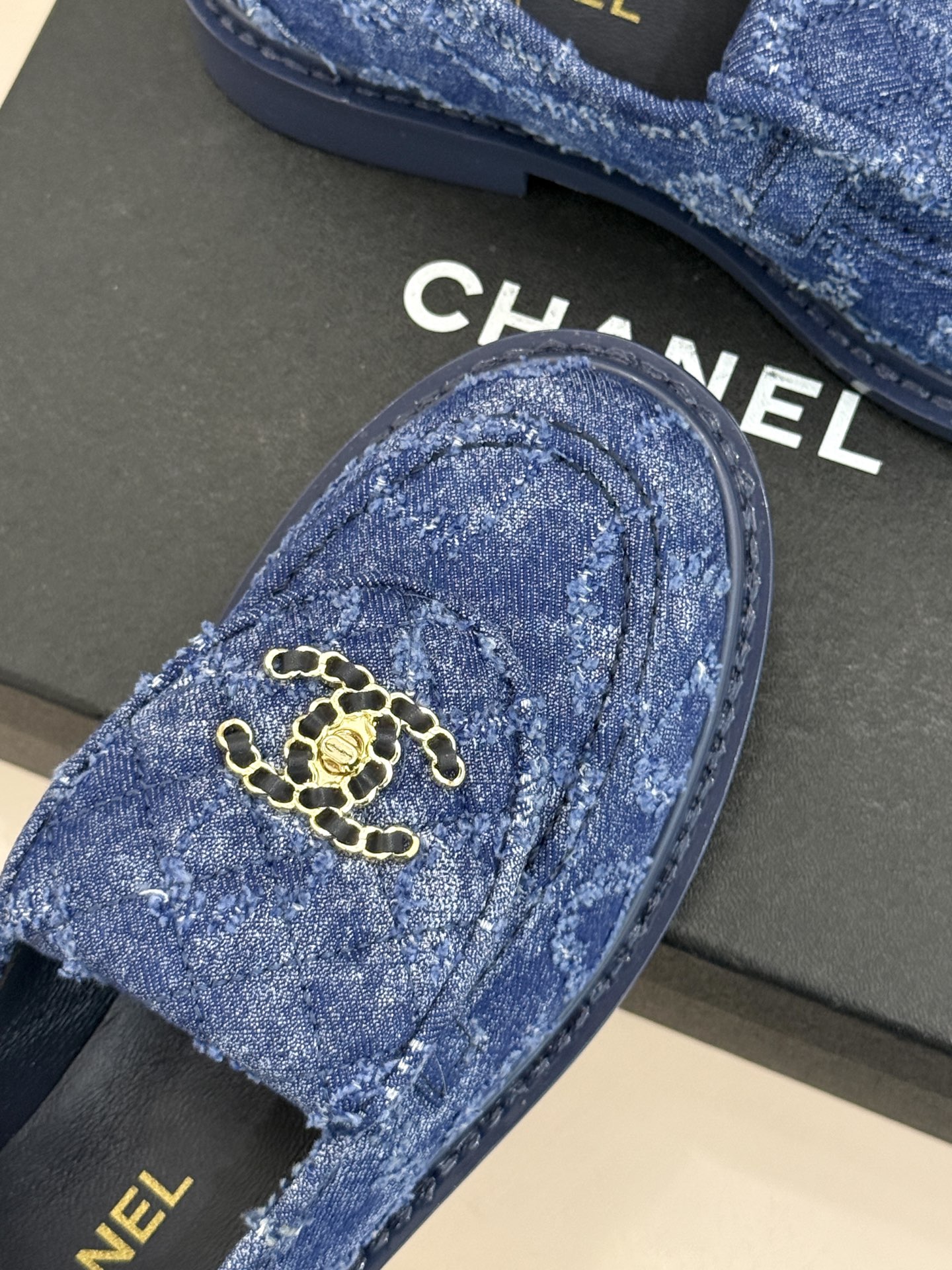 CHANE*｜小香经典双C书包扣翻盖高跟乐福鞋半拖香小香将百年底蕴注入乐福鞋型经典翻盖设计暗藏巧思标志性