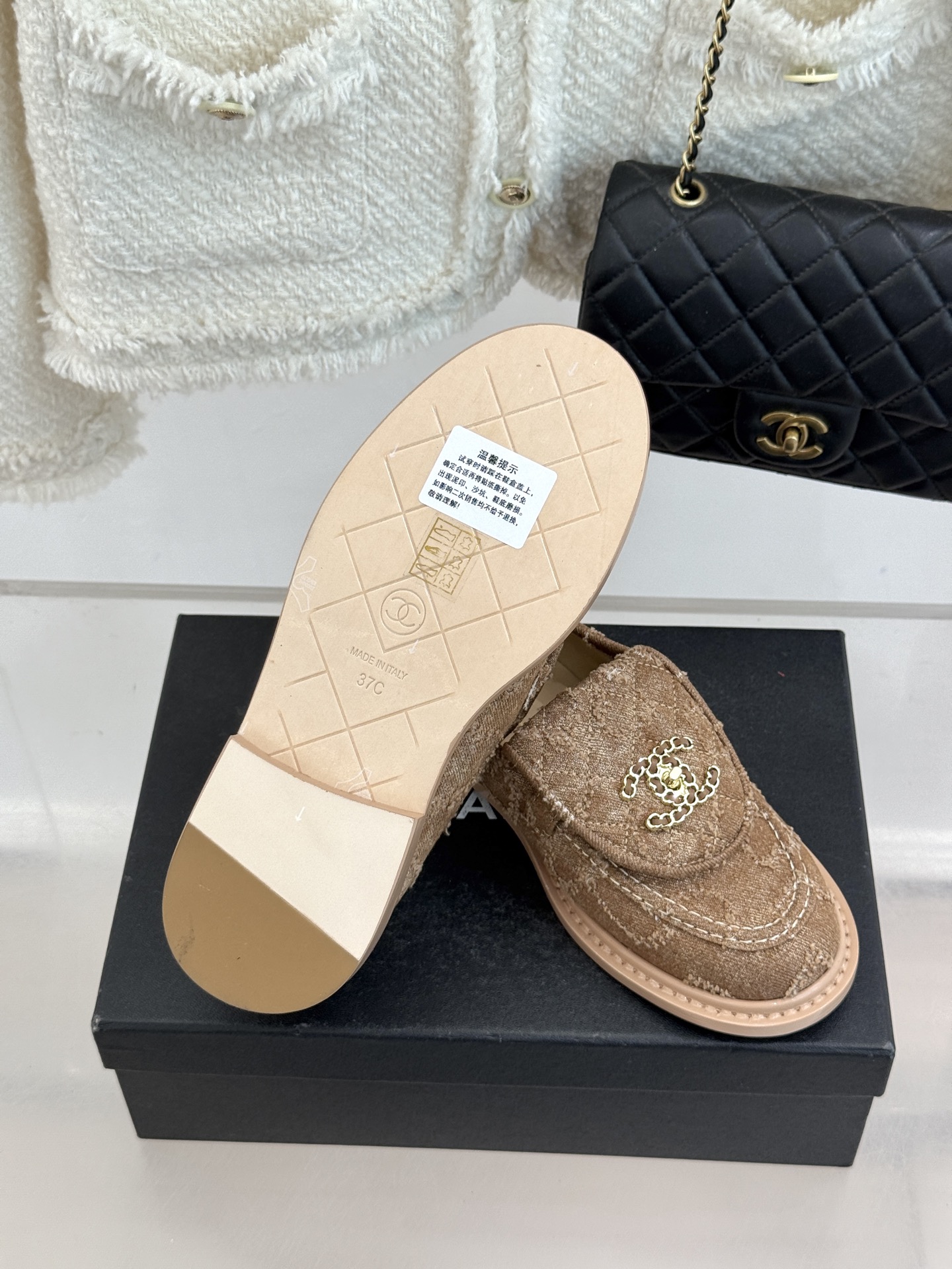 CHANE*｜小香经典双C书包扣翻盖高跟乐福鞋半拖香小香将百年底蕴注入乐福鞋型经典翻盖设计暗藏巧思标志性