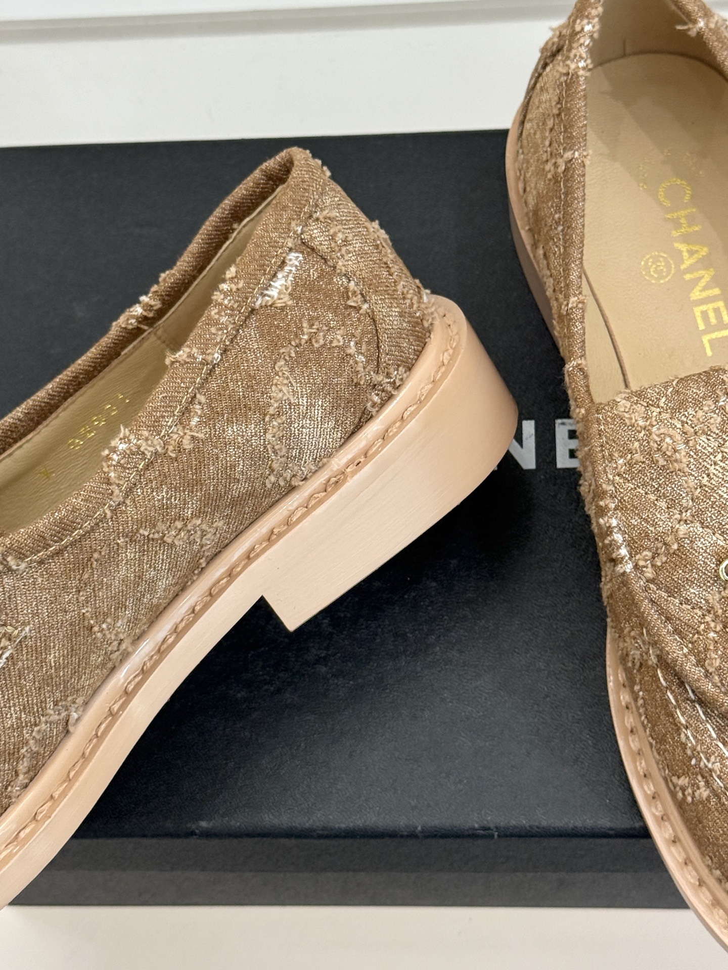 CHANE*｜小香经典双C书包扣翻盖高跟乐福鞋半拖香小香将百年底蕴注入乐福鞋型经典翻盖设计暗藏巧思标志性